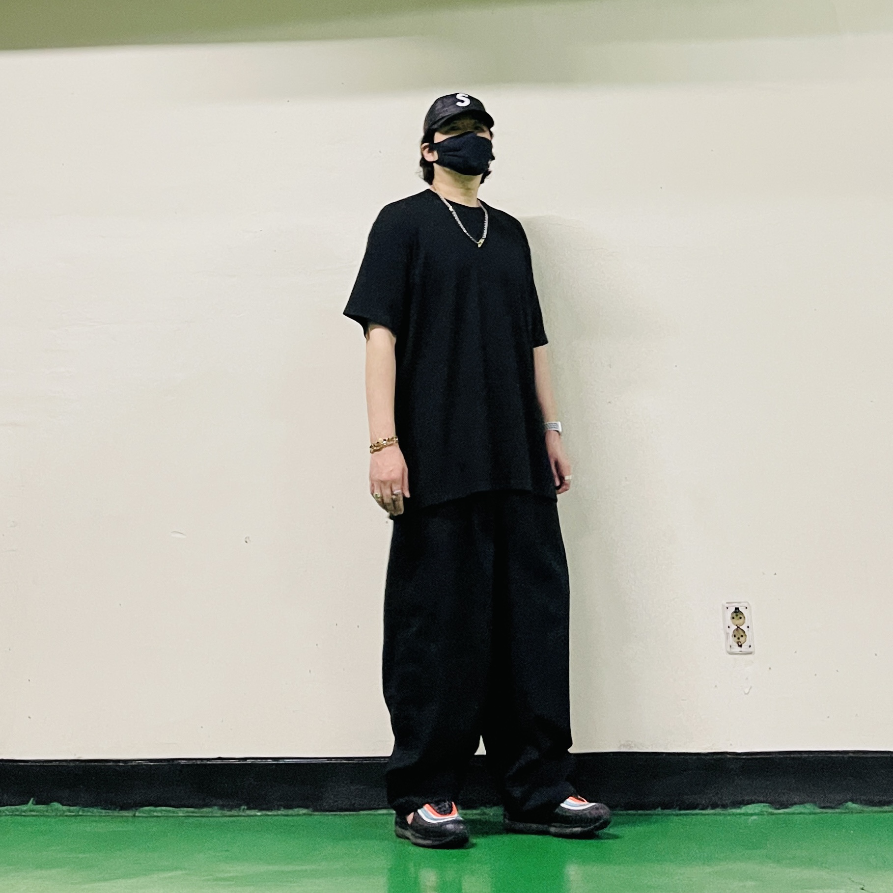 Supreme Backwards T-Shirt Black - 24SS, Supreme Raffia S Logo 6-Panel Black - 22SS 착용 스타일 - 3