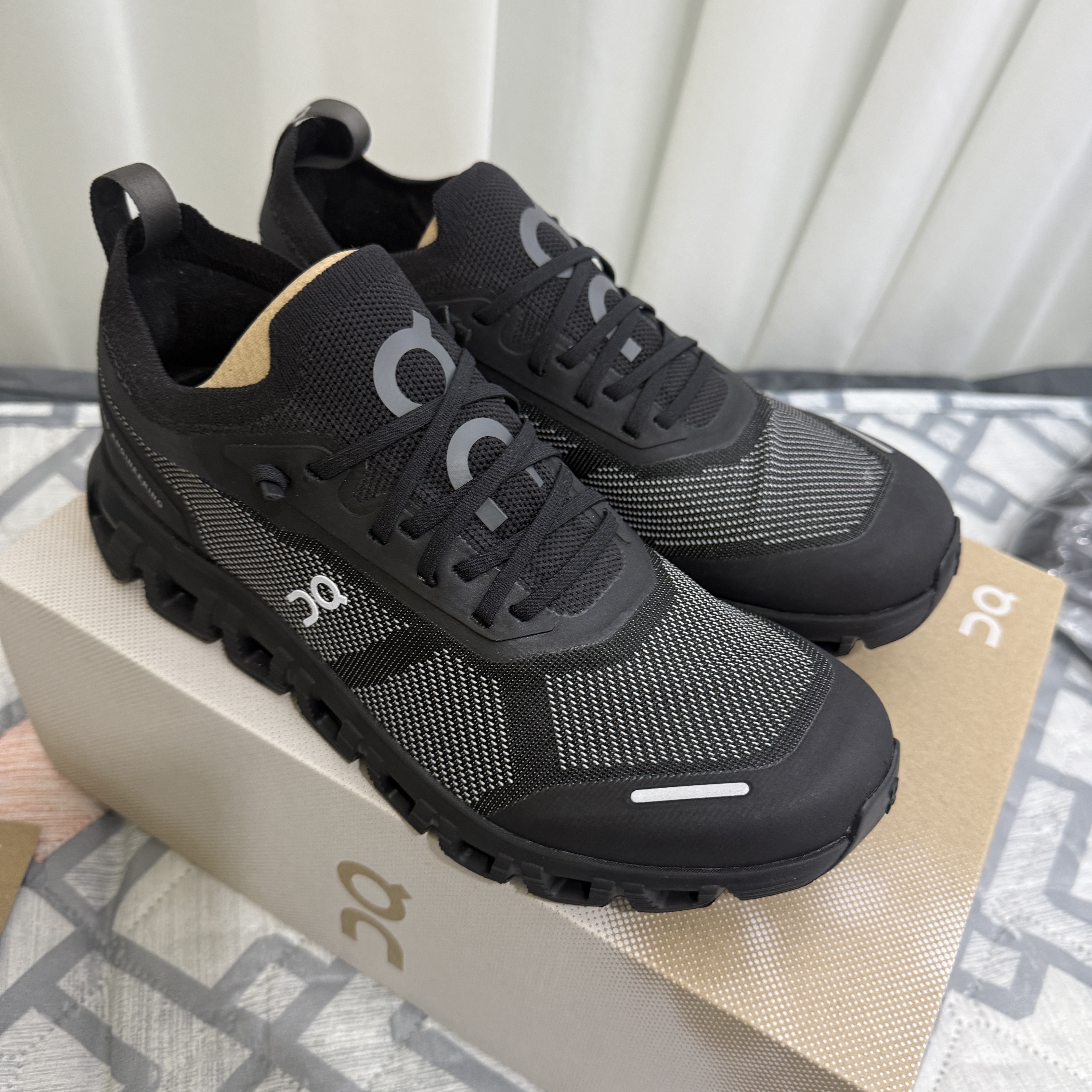 (W) On Running Cloud 6 Versa Black Eclipse 착용 스타일