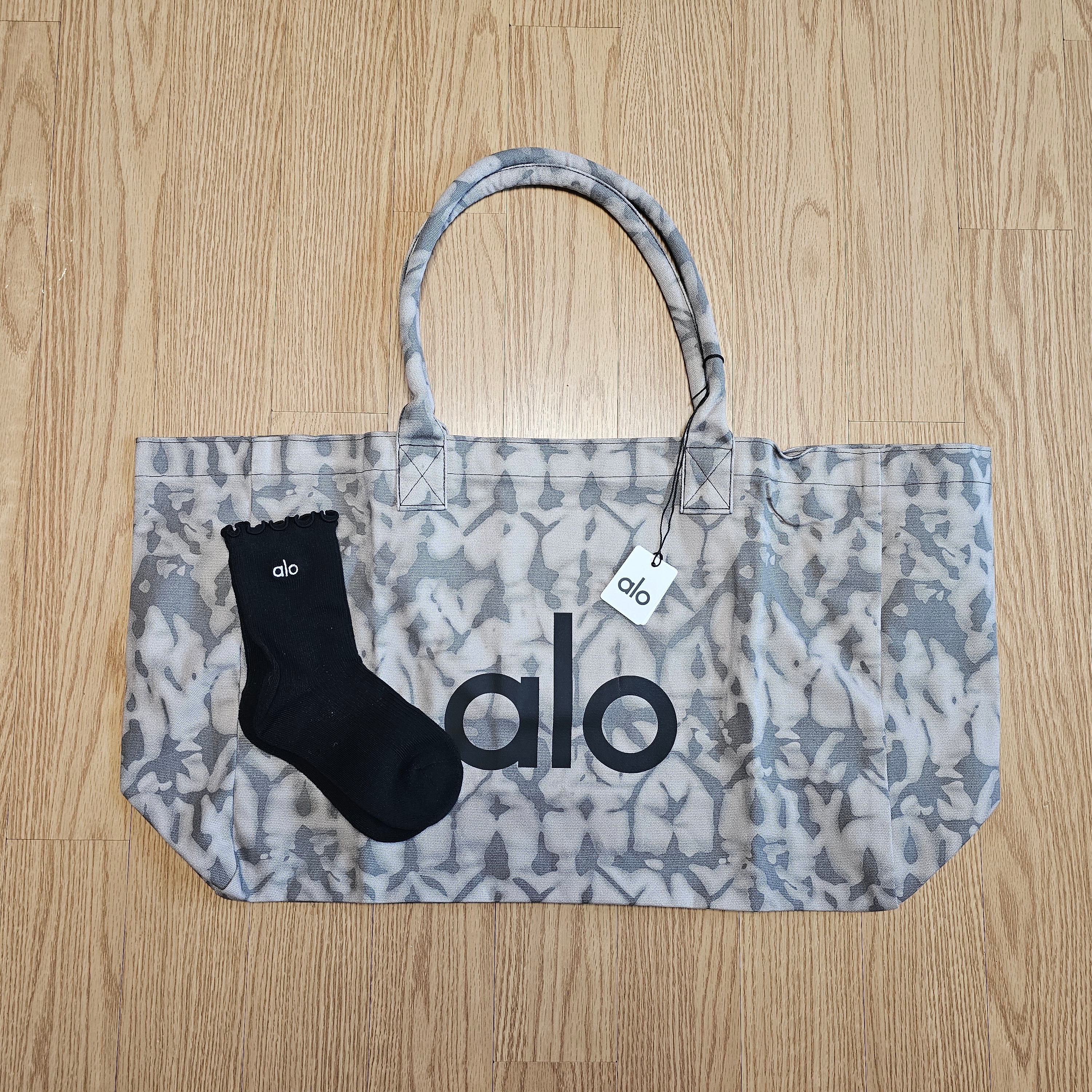 Alo Yoga Iconic Shopper Tote Bag Grey Tiedye 착용 스타일