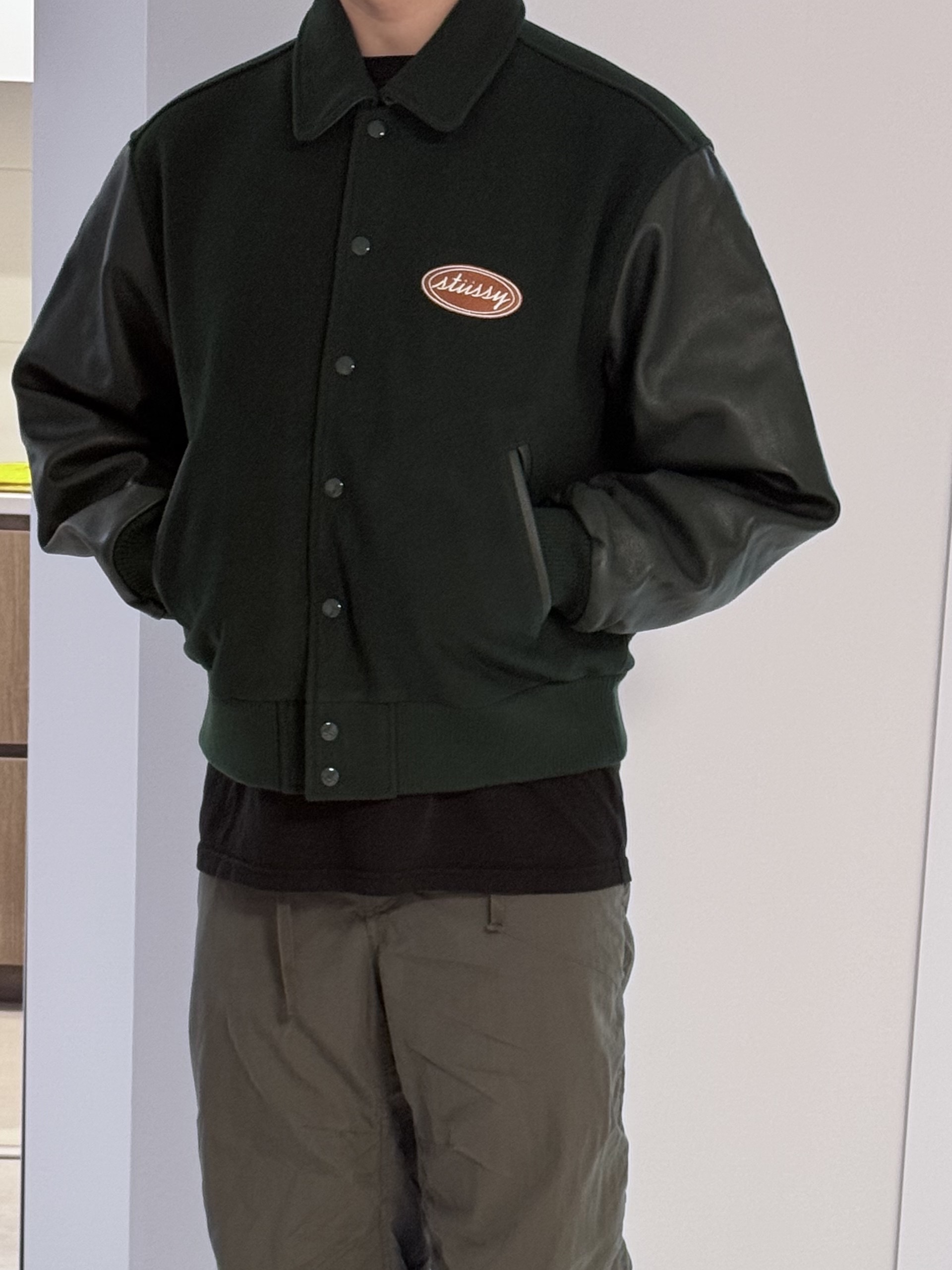 Stussy Script Oval Varsity Jacket Green 착용 스타일 - 2