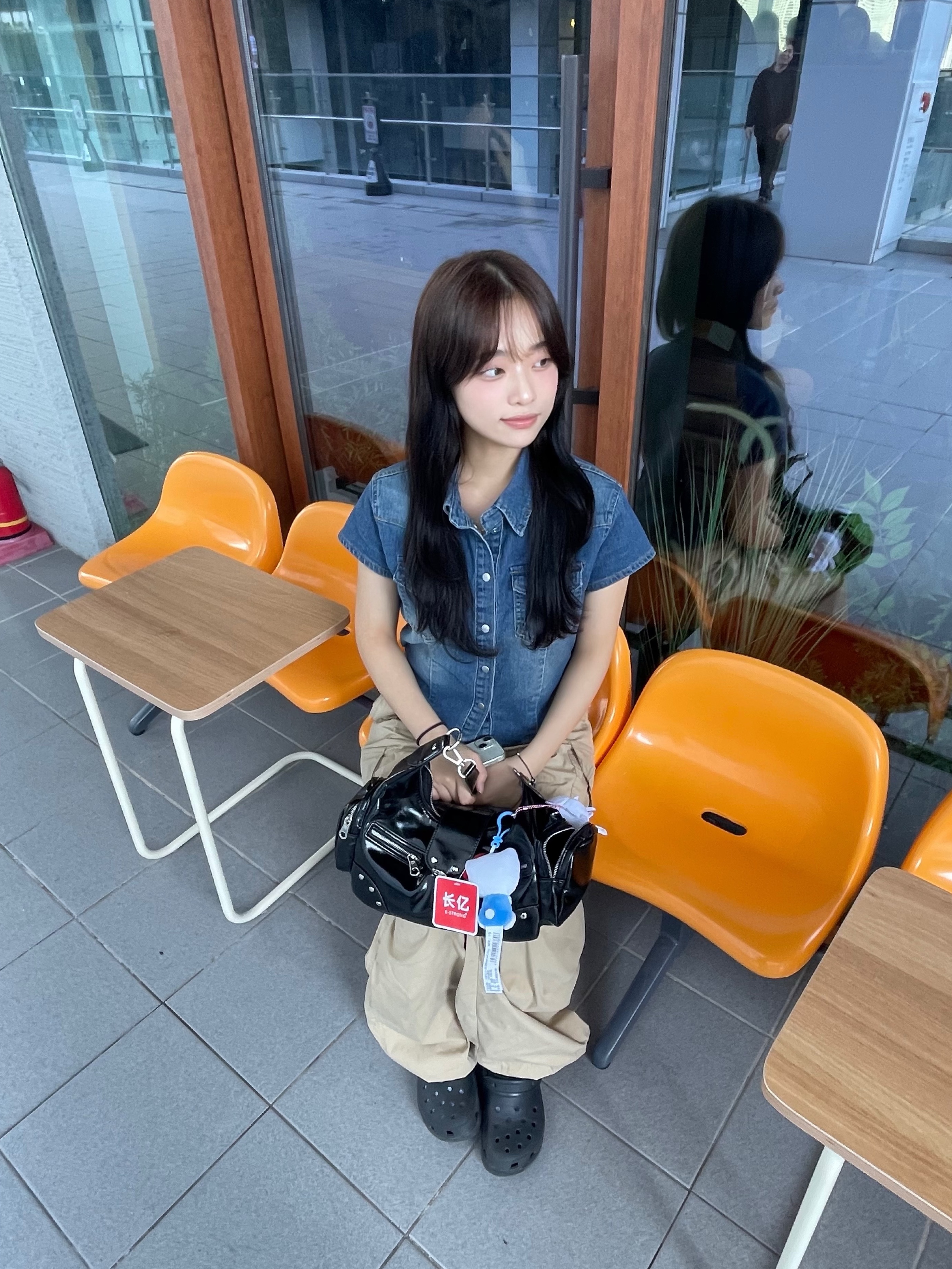 (W) Crocs Classic Platform Clog Black 착용 스타일 - 2