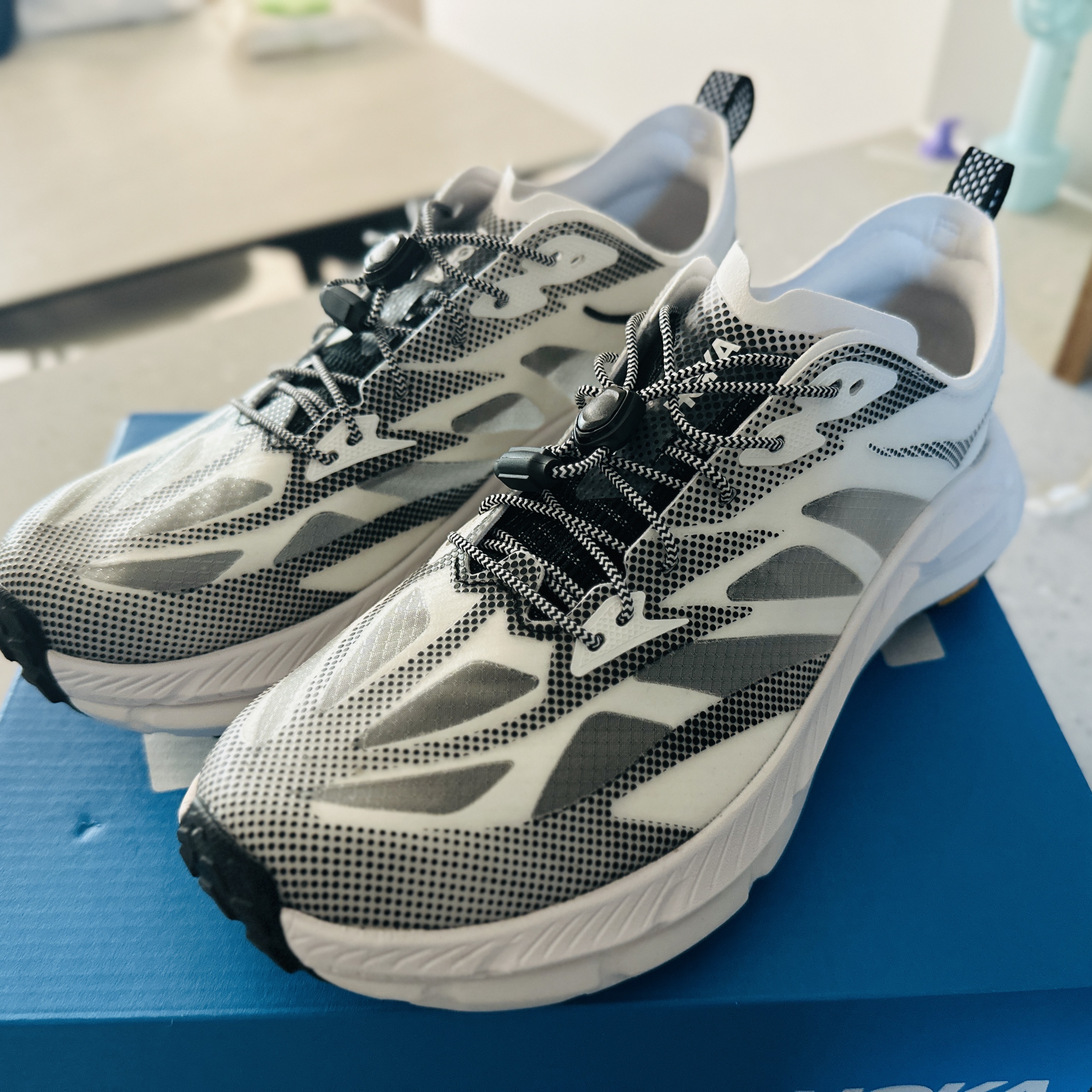 Hoka Mafate Speed 4 Lite White Black 착용 스타일 - 1