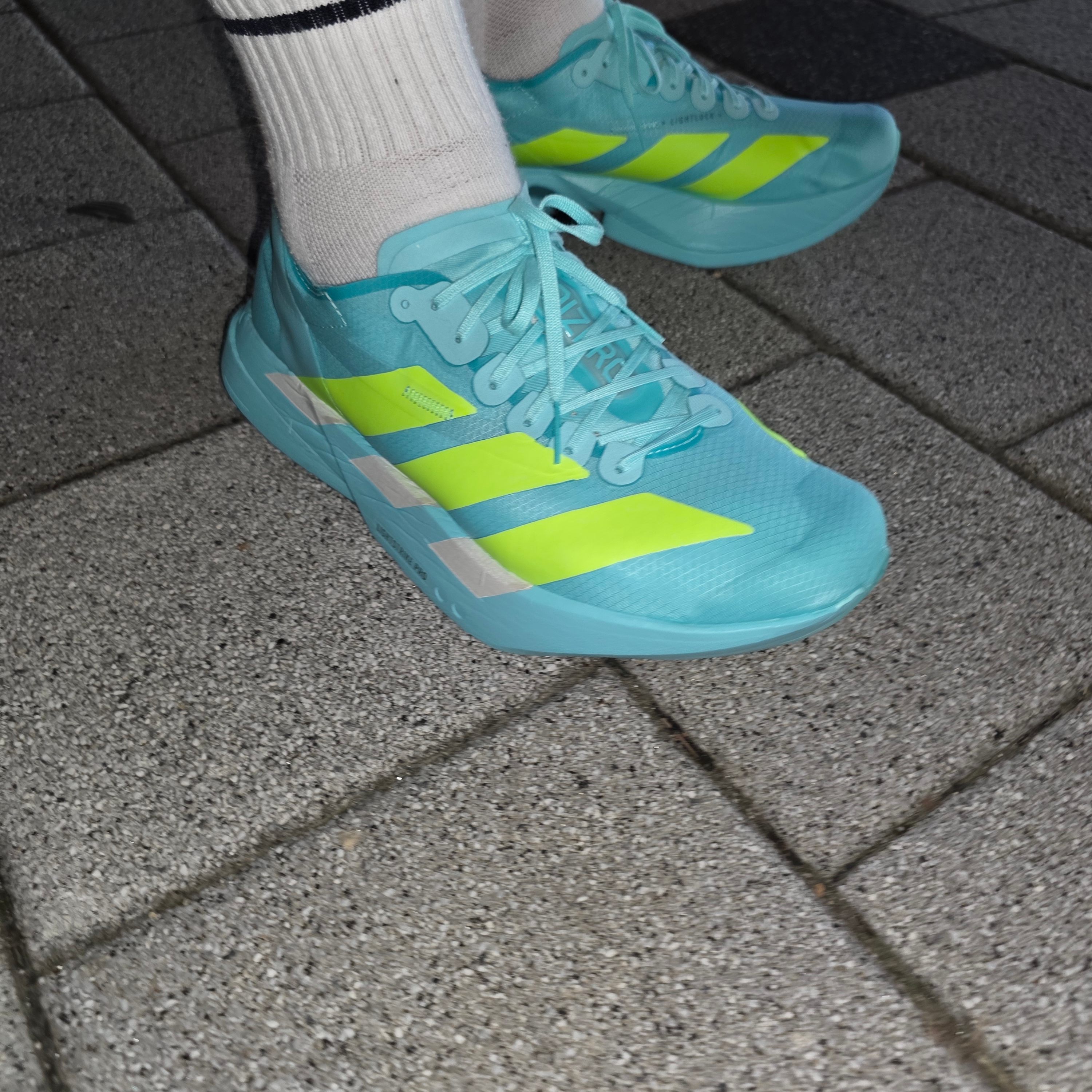 Adidas Adizero Adios Pro 4 Flash Aqua Lucid Lemon 착용 스타일 - 2