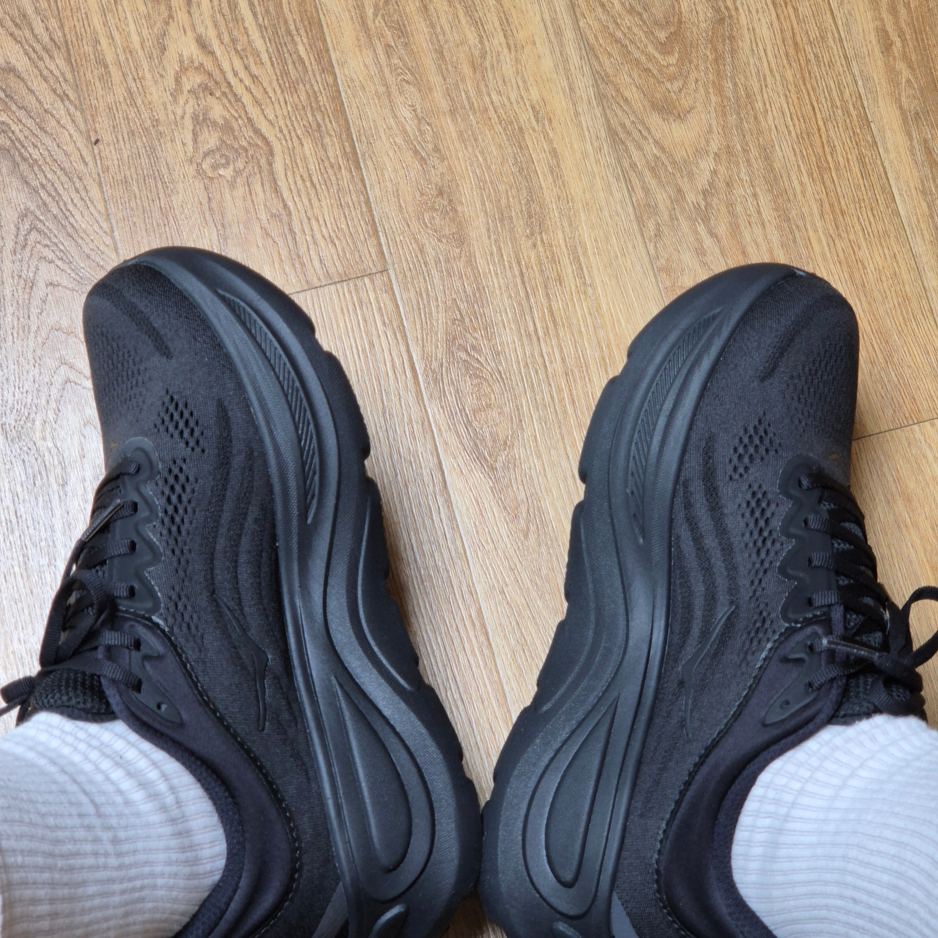 Hoka Bondi 9 Black - Wide 착용 스타일 - 1