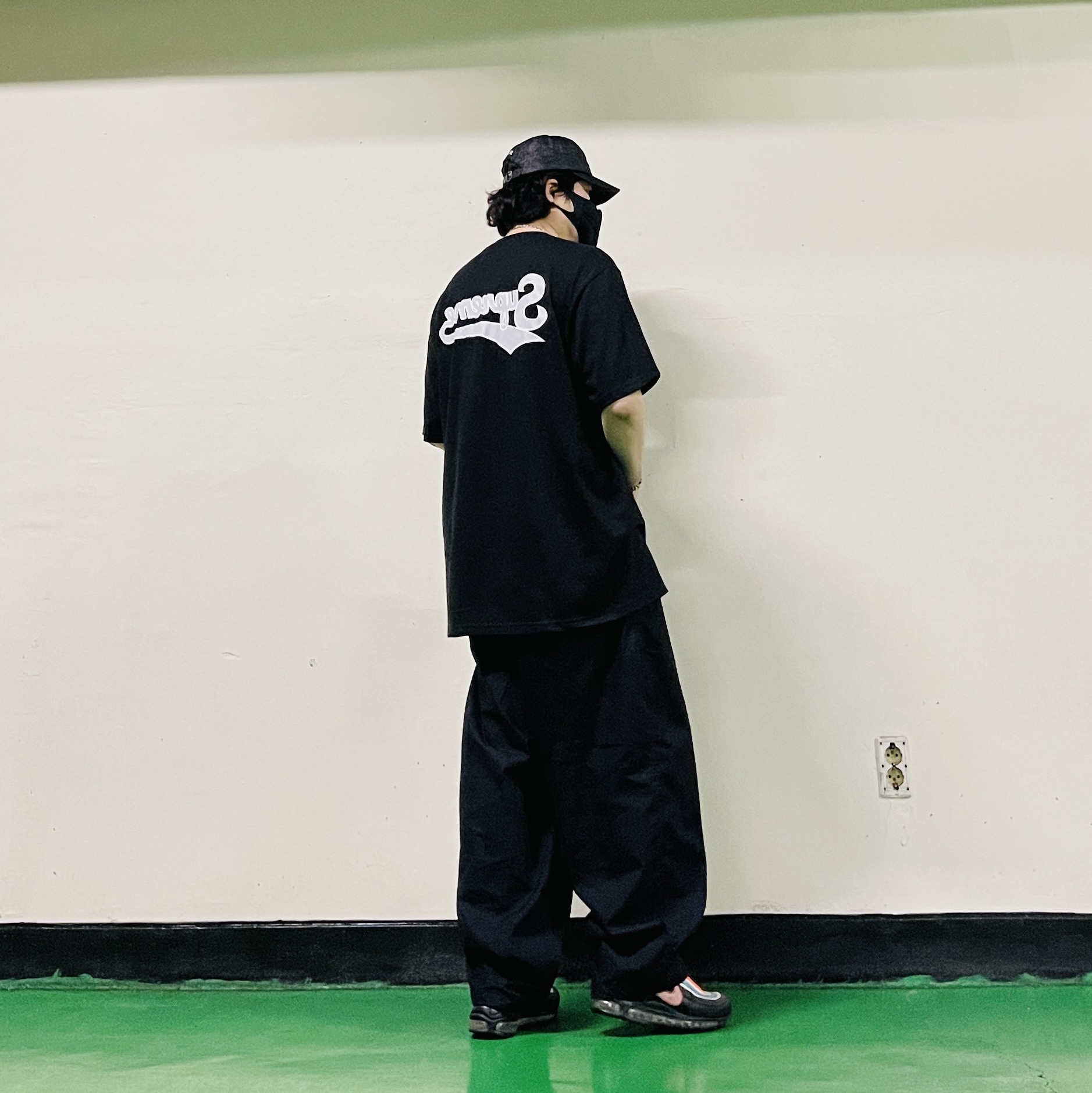 Supreme Backwards T-Shirt Black - 24SS, Supreme Raffia S Logo 6-Panel Black - 22SS 착용 스타일 - 4