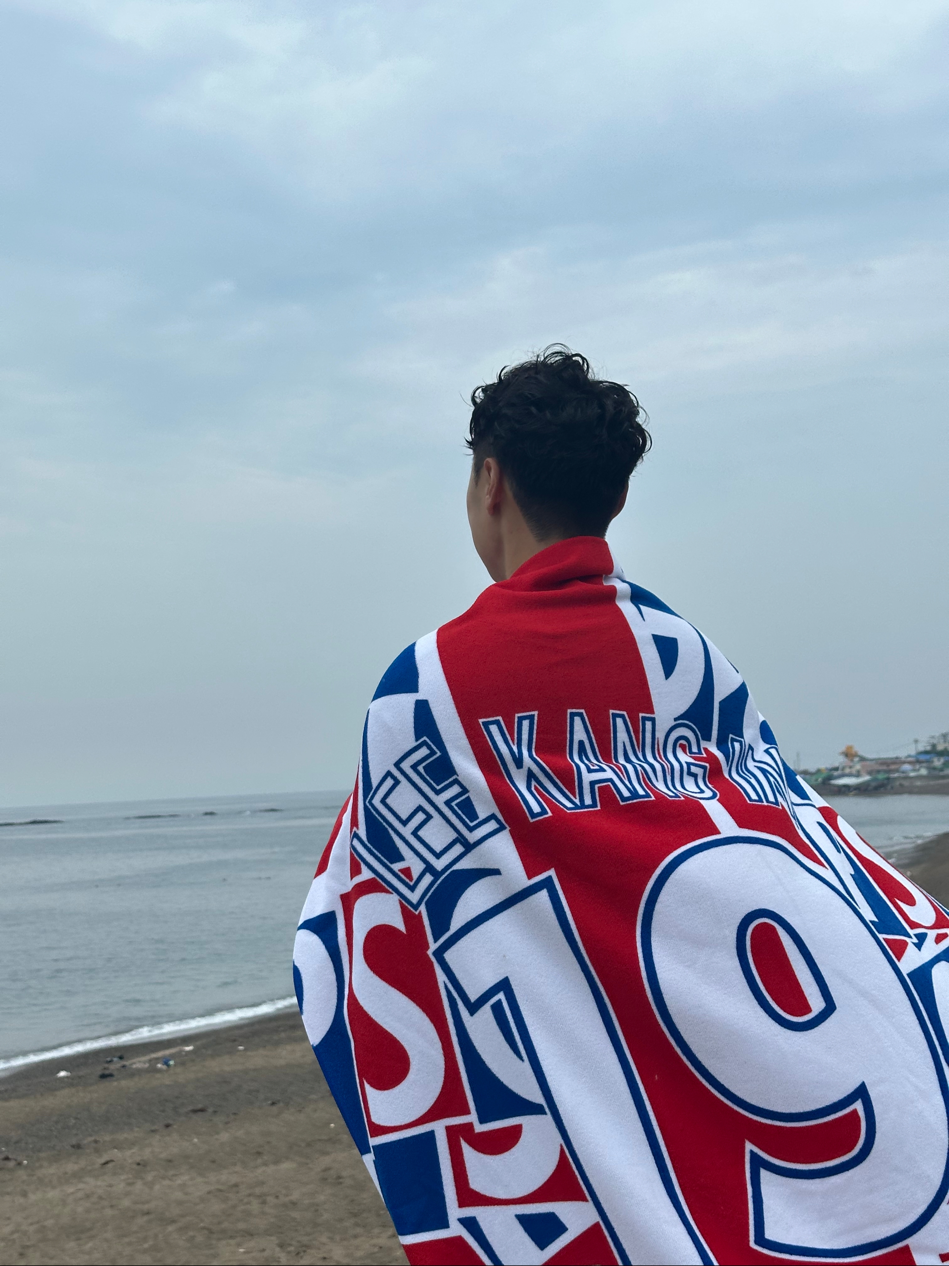 Over The Pitch P X PSG CLASSIC BEACH TOWEL 이강인 착용 스타일 - 3
