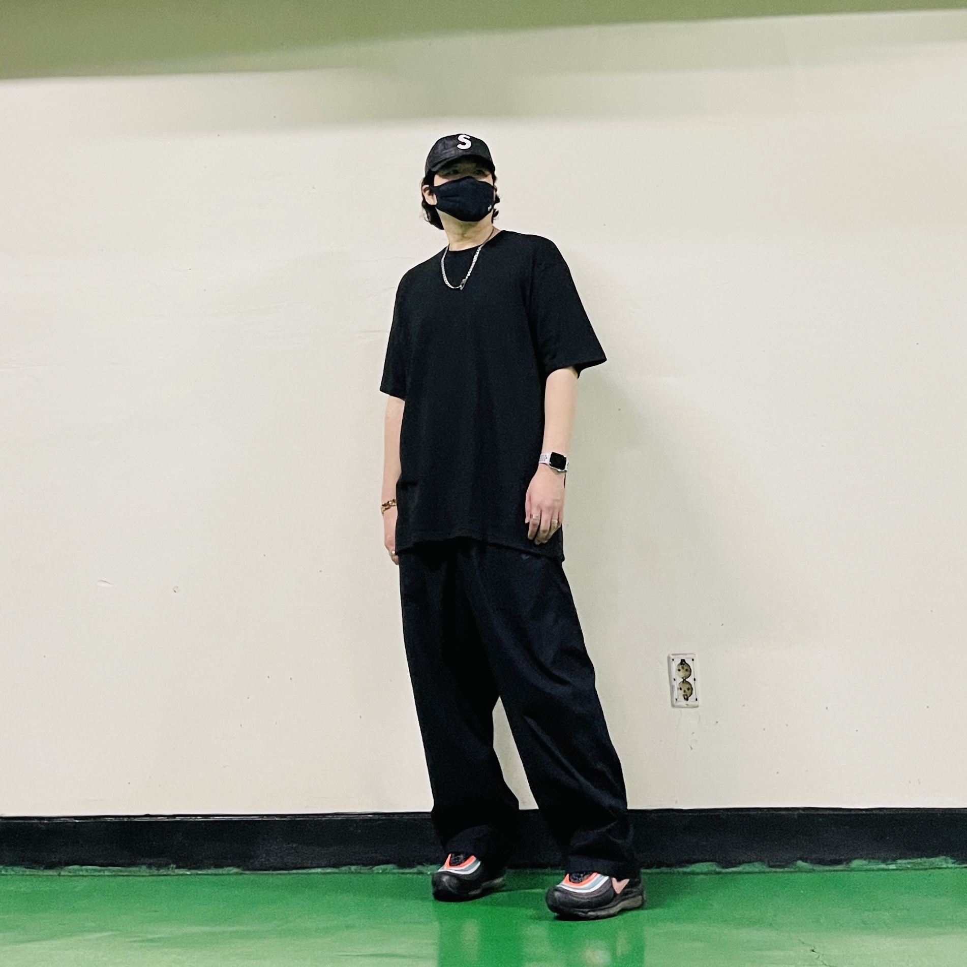 Supreme Backwards T-Shirt Black - 24SS, Supreme Raffia S Logo 6-Panel Black - 22SS 착용 스타일 - 1