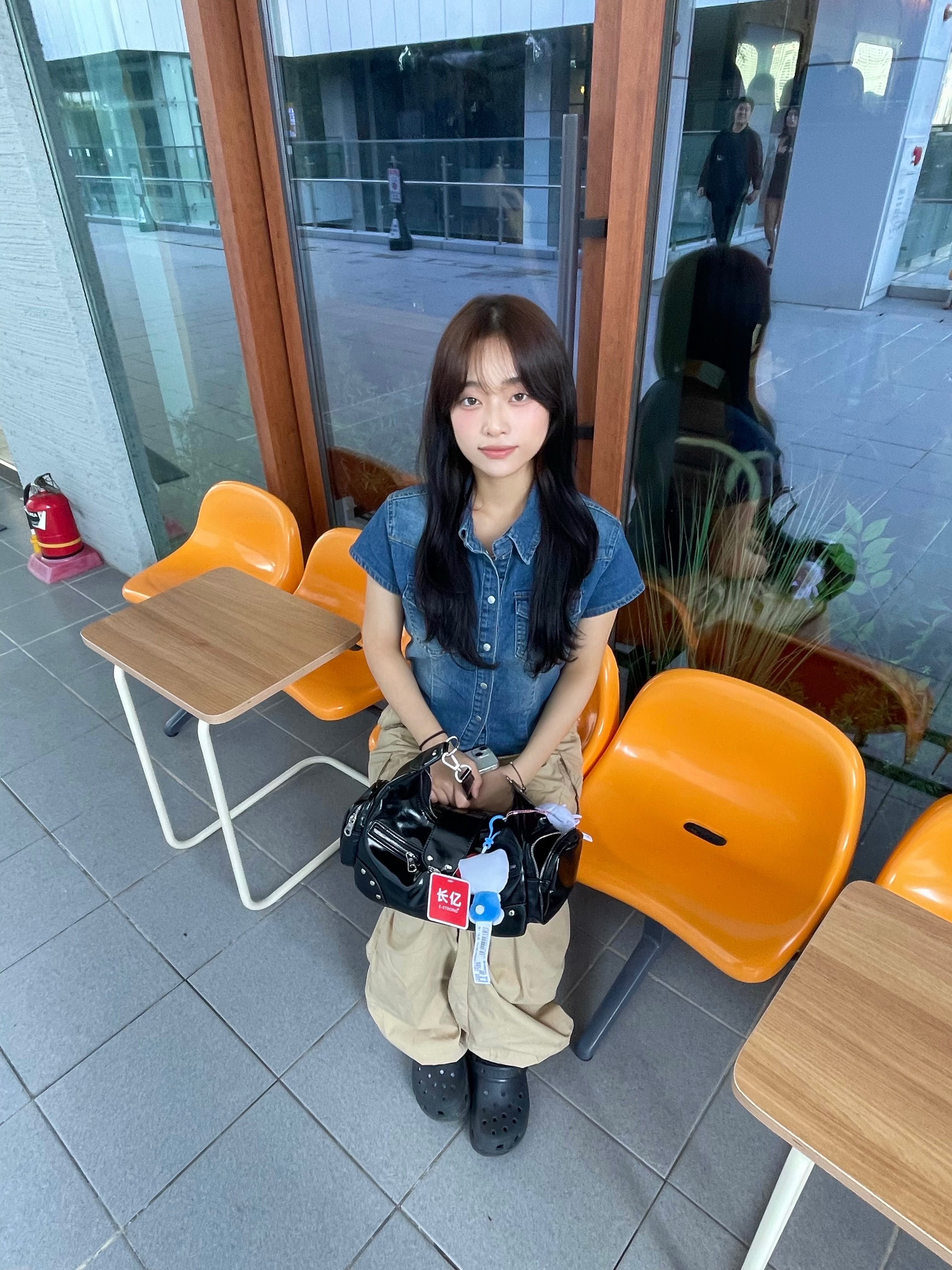 (W) Crocs Classic Platform Clog Black 착용 스타일 - 1