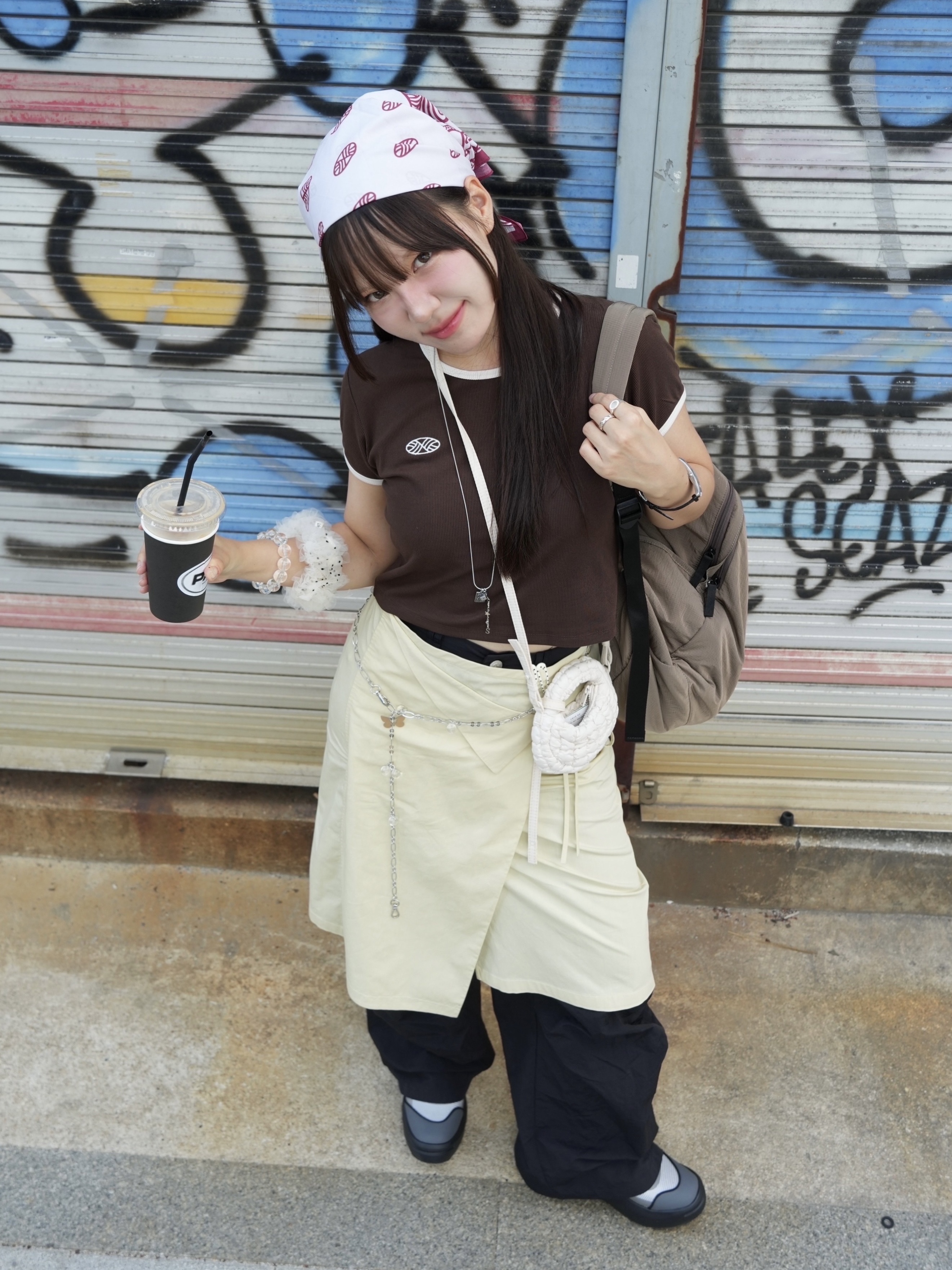 COS Quilted Nano Crossbody Bag Beige 착용 스타일 - 1