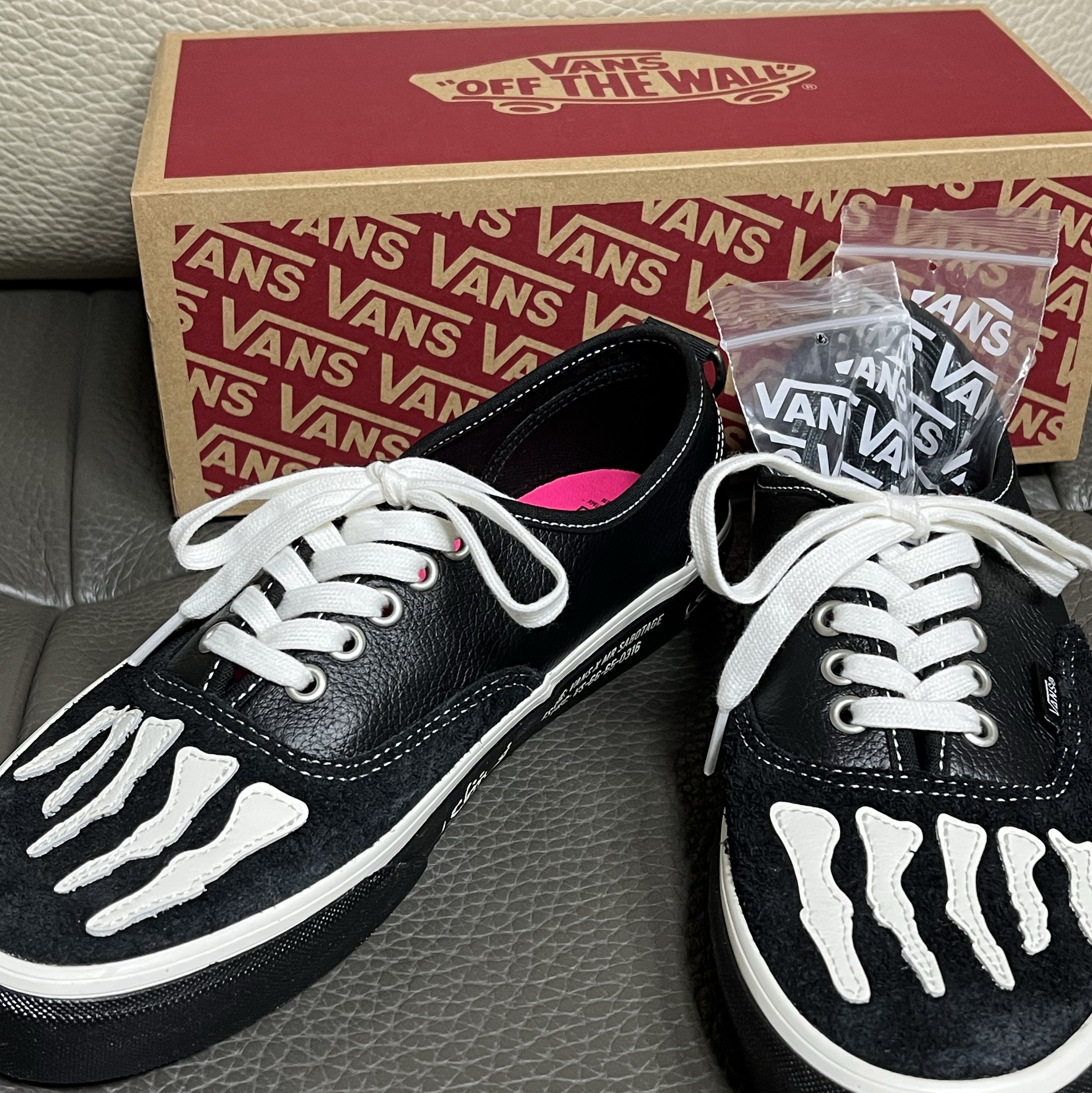 Vans x Mark SBTG Authentic Black, Human Made Heart Keyring Red 착용 스타일 - 2