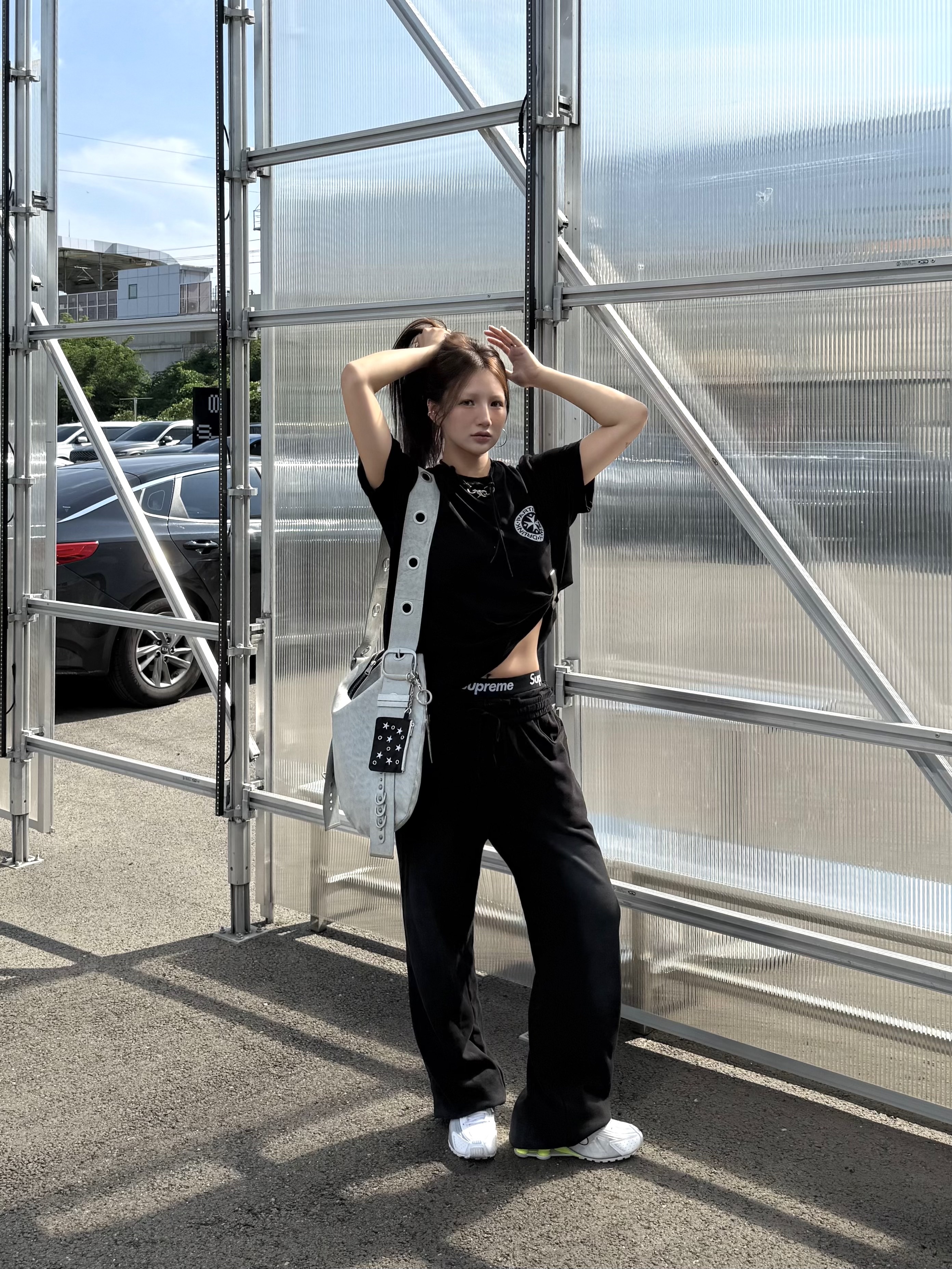 [KREAM 단독] Vacant Archive Bella Wide Strap Hobo Bag Dirty White, Punch Drunk Parties Hurt Logo Narrow Tee Black 착용 스타일