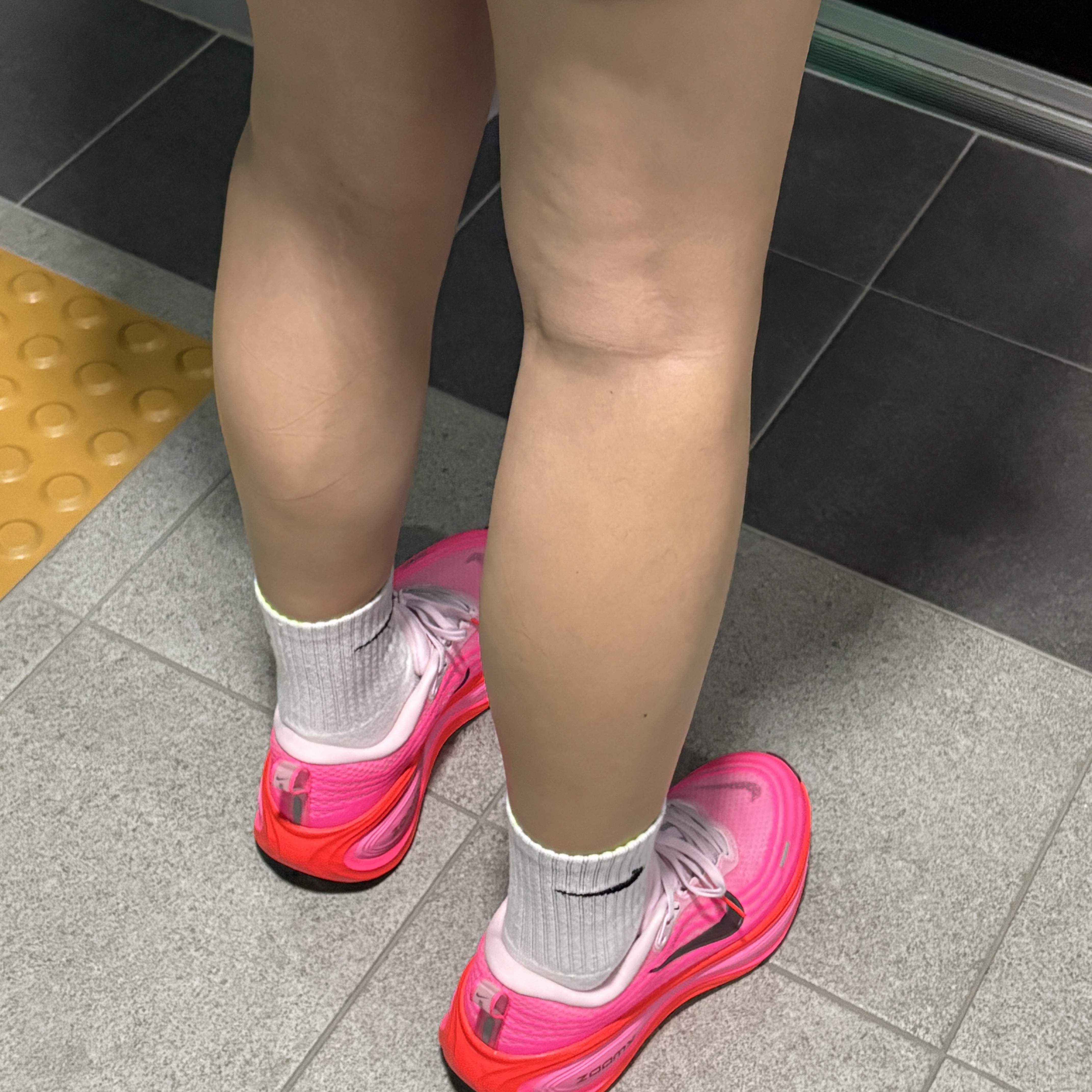 (W) Nike Vomero 18 Bright Crimson Hyper Pink 착용 스타일 - 2