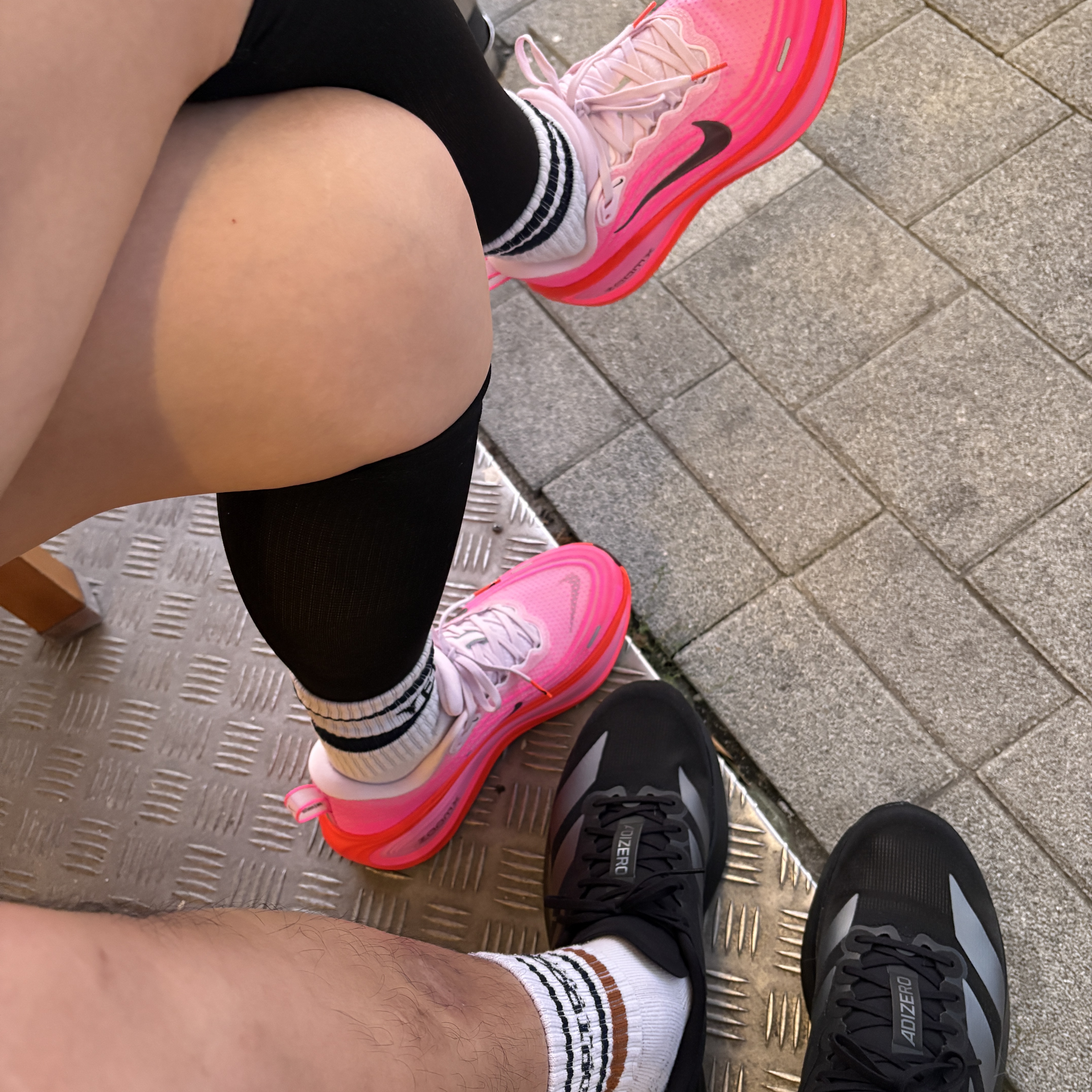 (W) Nike Vomero 18 Bright Crimson Hyper Pink 착용 스타일 - 3