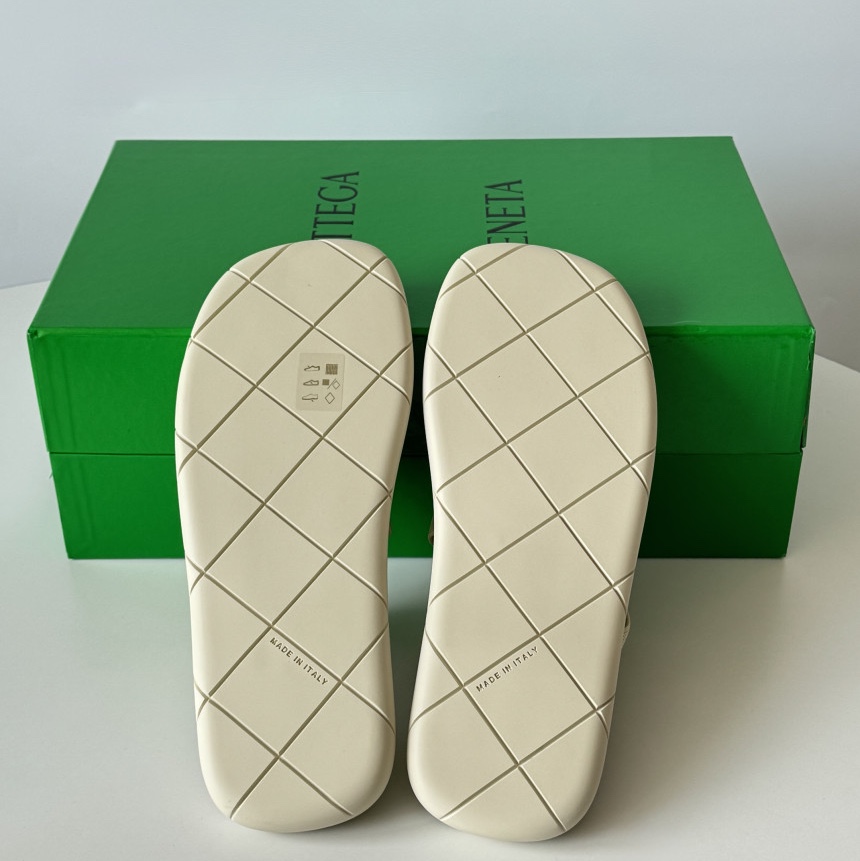 Bottega Veneta Plat Mule Sea Salt, Bottega Veneta Plat Mule Black 착용 스타일 - 4