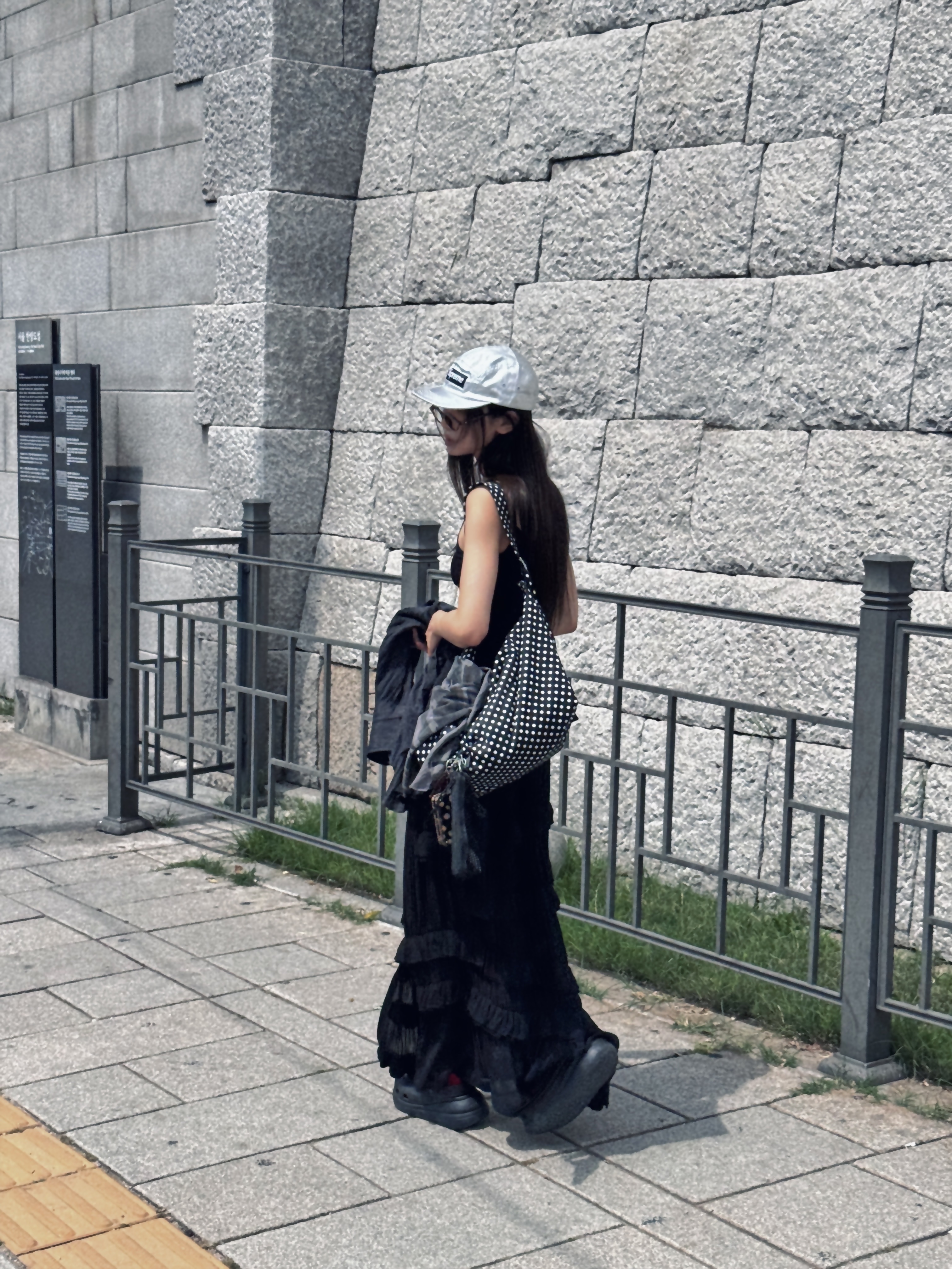 Supreme Washed Chino Twill Camp Cap Silver - 25SS, Crocs Classic Crush Clog Black 착용 스타일 - 3