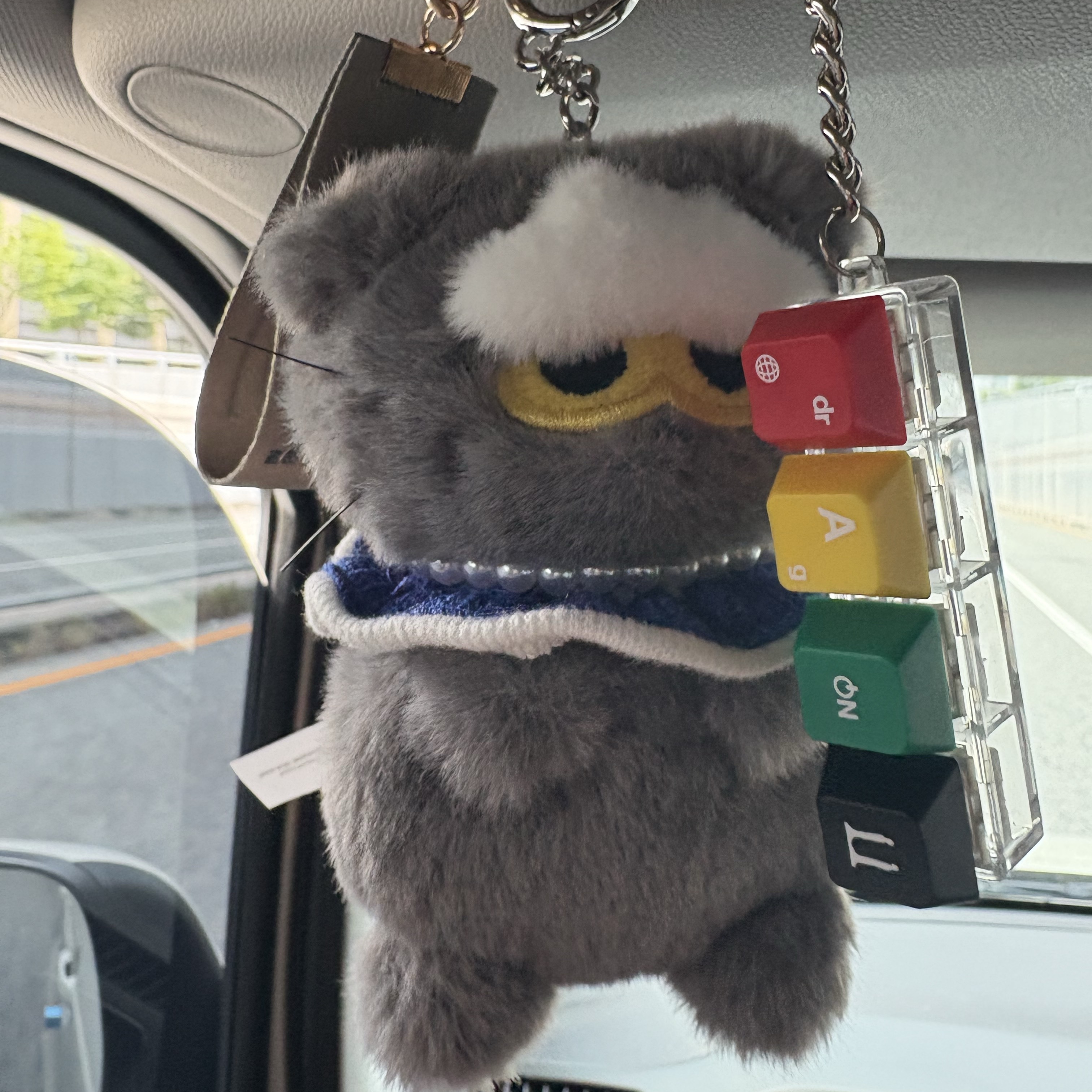 Zo&Friends Zoa Plush Keyring Grey 착용 스타일
