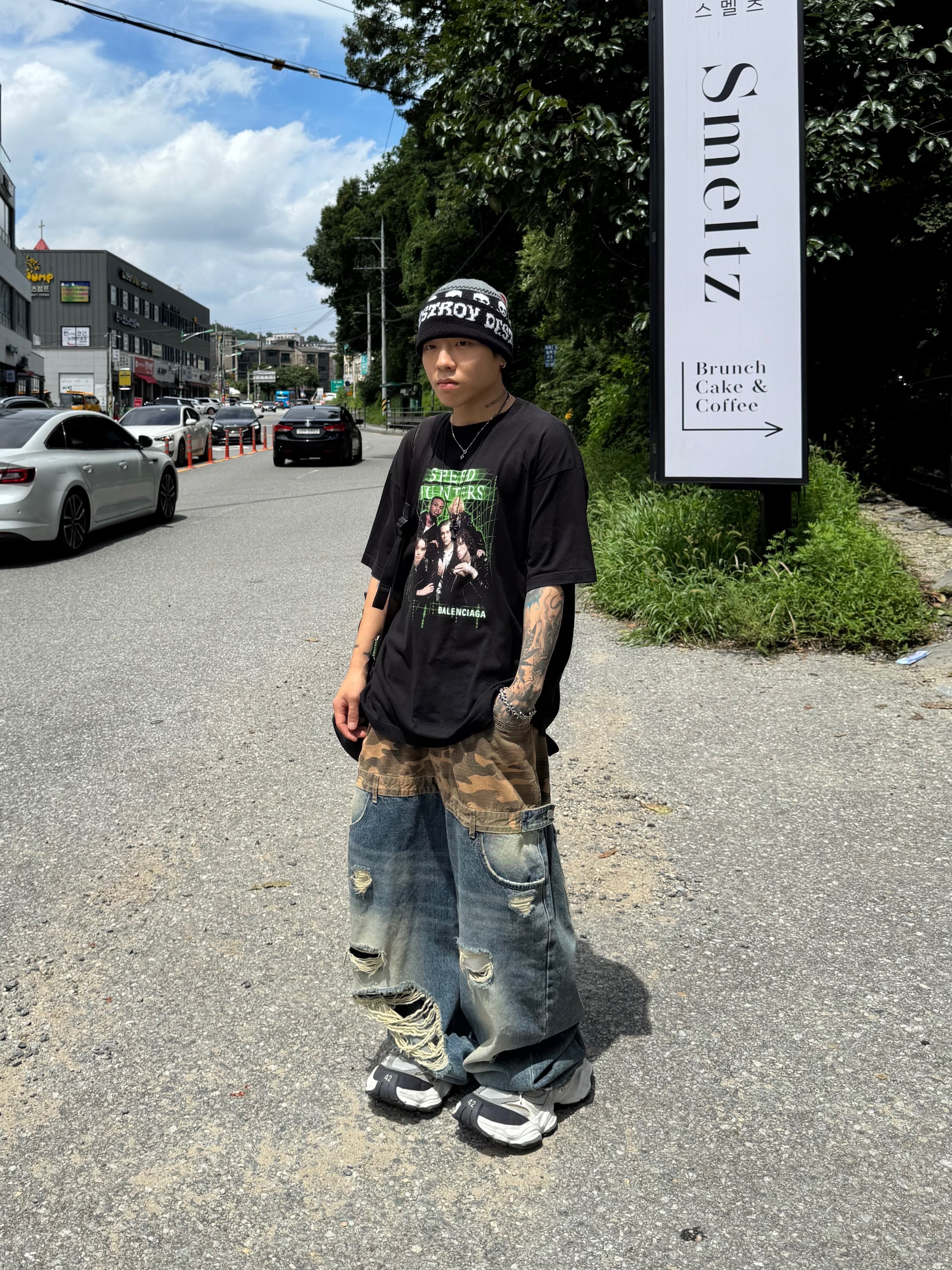 Balenciaga Cargo Sneakers White Grey, Converse x Drkshdw Oversized Backpack Black 착용 스타일 - 4