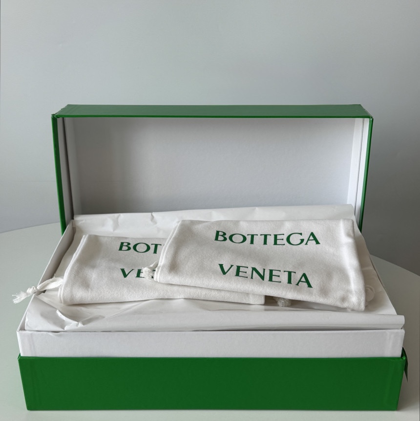 Bottega Veneta Plat Mule Sea Salt, Bottega Veneta Plat Mule Black 착용 스타일 - 3