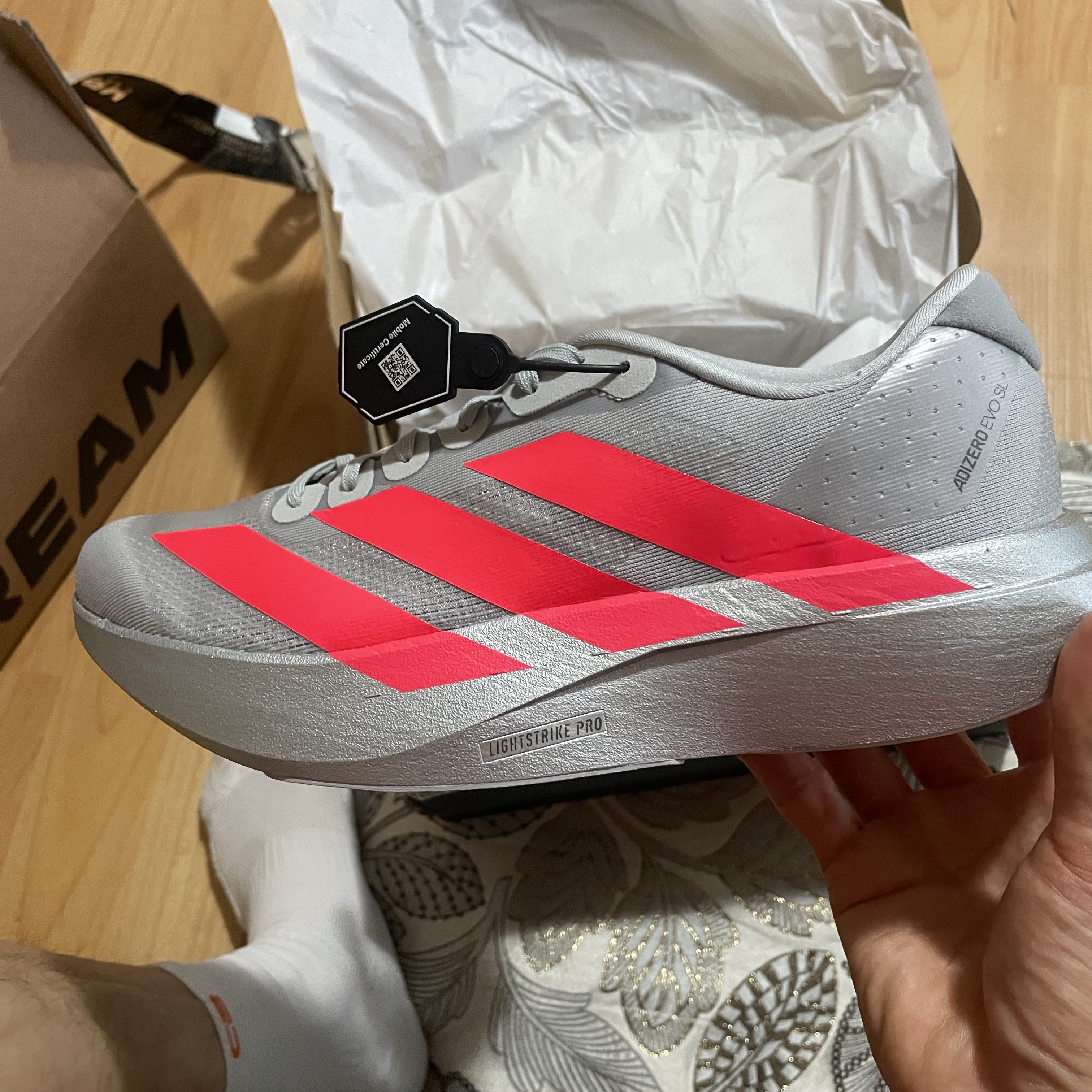 Adidas Adizero EVO SL Silver Metallic Lucid Red 착용 스타일