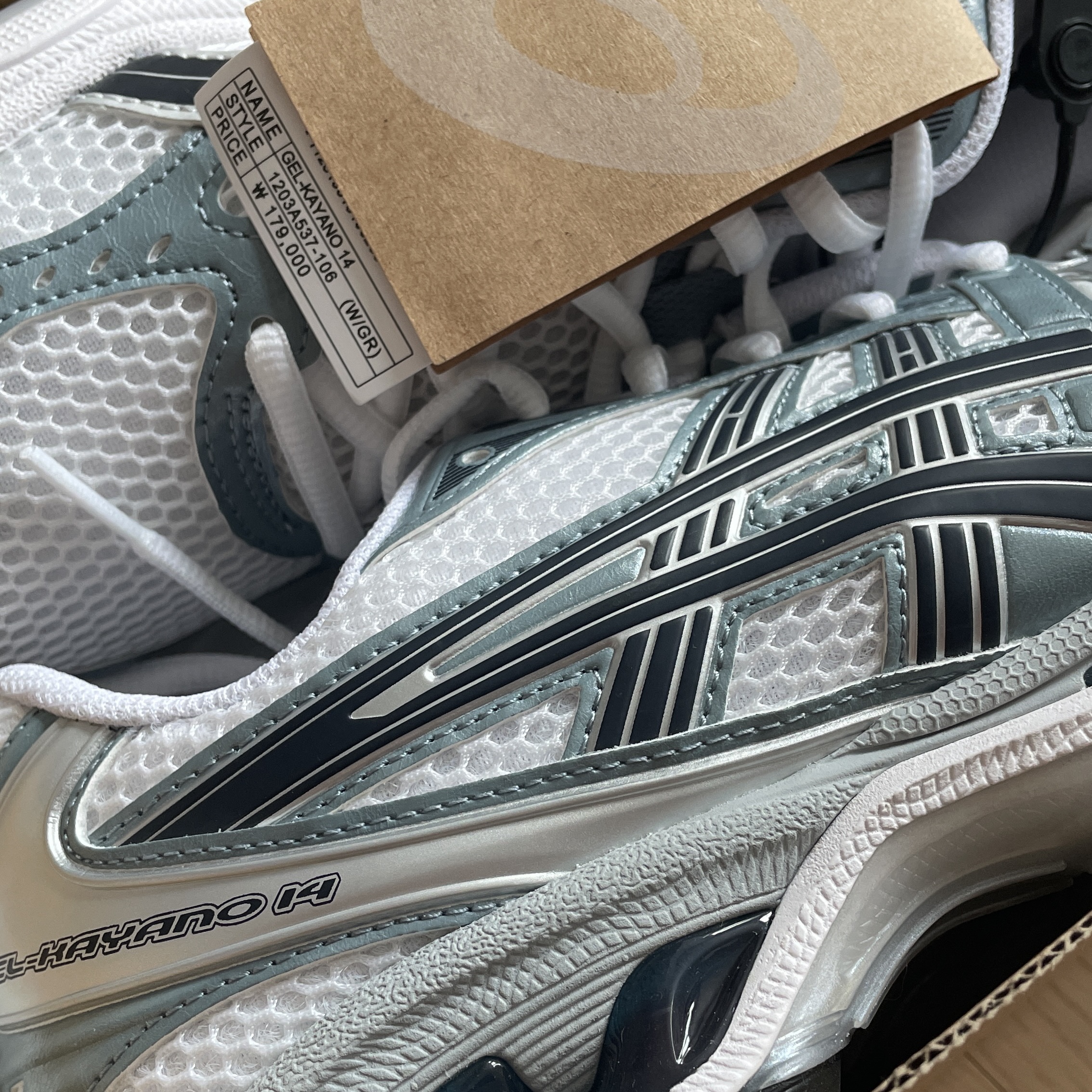 Asics Gel-Kayano 14 White Fjord Grey 착용 스타일