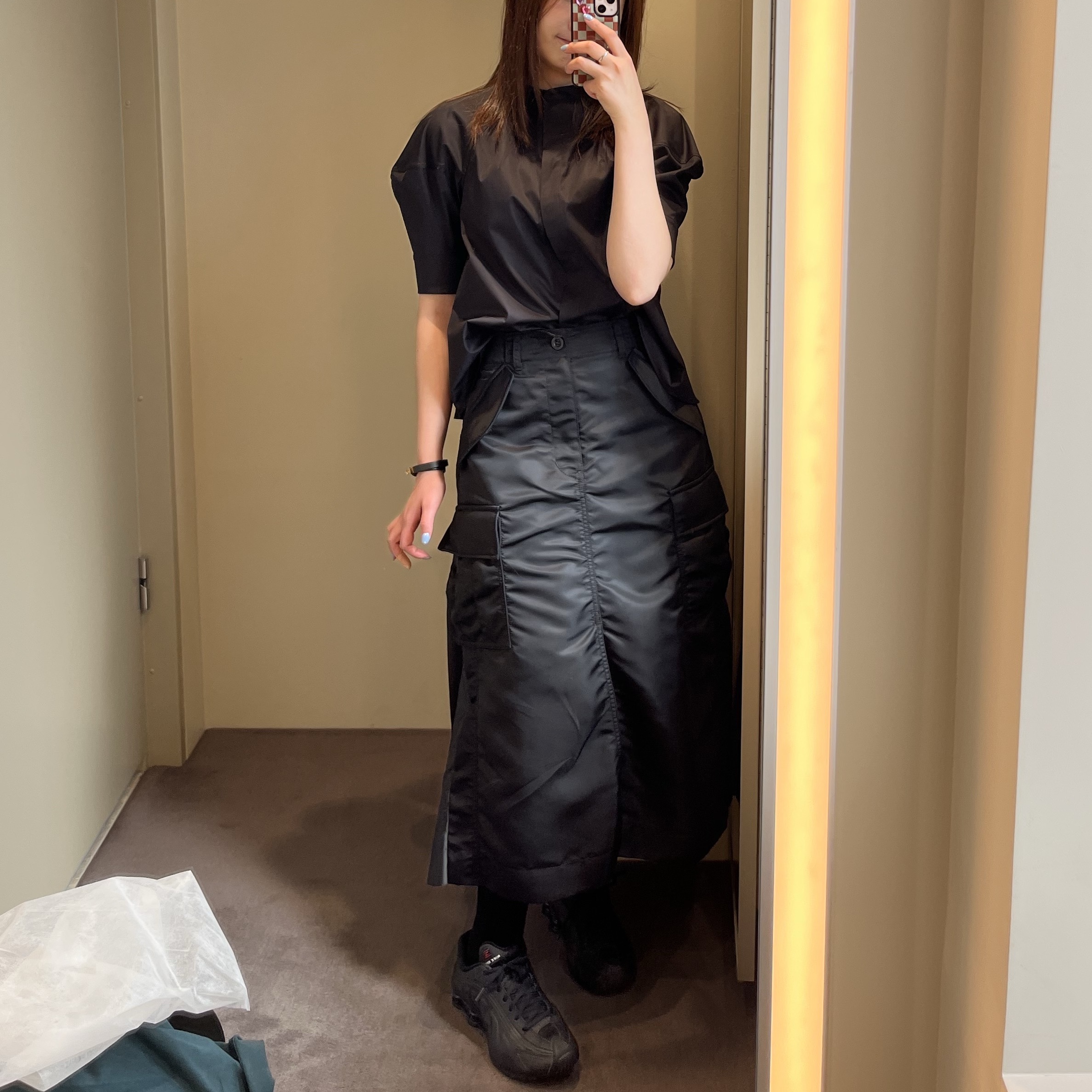 (W) Nike Shox R4 Black, (W) Sacai Nylon Twill Skirt Black 착용 스타일