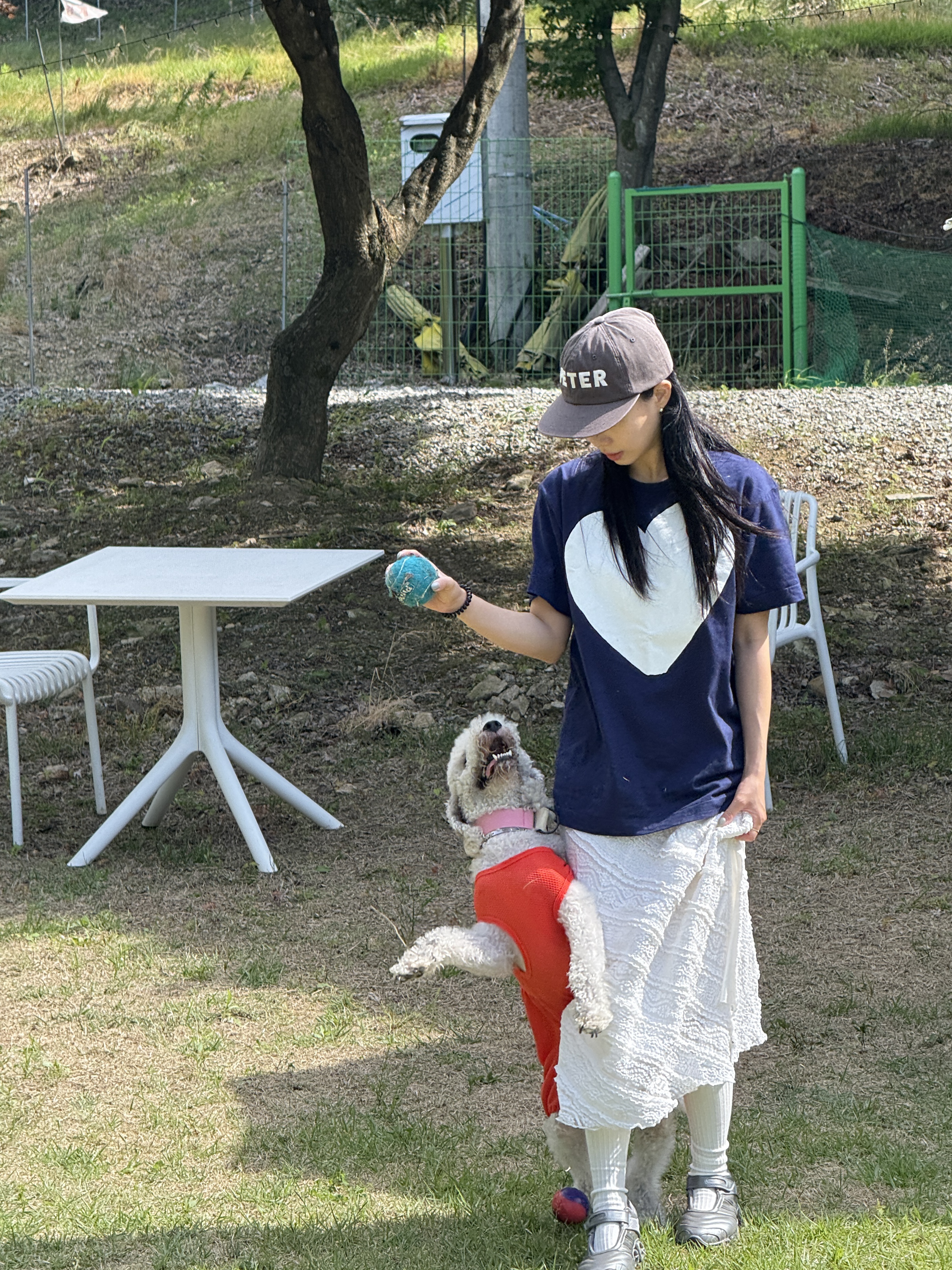 Play Comme des Garcons Red Heart Printed White Heart T-Shirt Navy, My Name is Peter 6-Panel Peter Cap Charcoal 착용 스타일 - 2