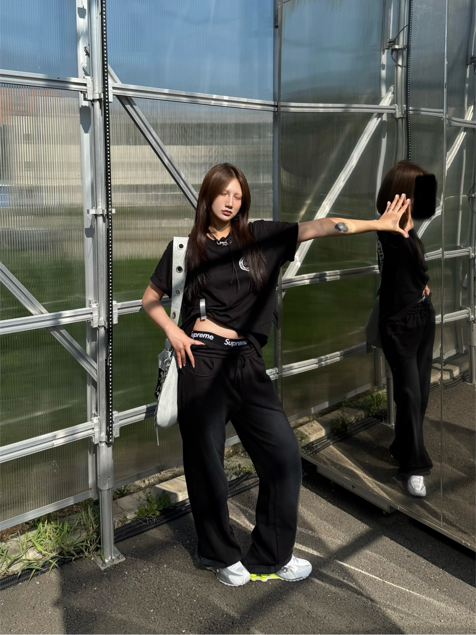 Punch Drunk Parties Hurt Logo Narrow Tee Black, [KREAM 단독] Vacant Archive Bella Wide Strap Hobo Bag Dirty White 착용 스타일