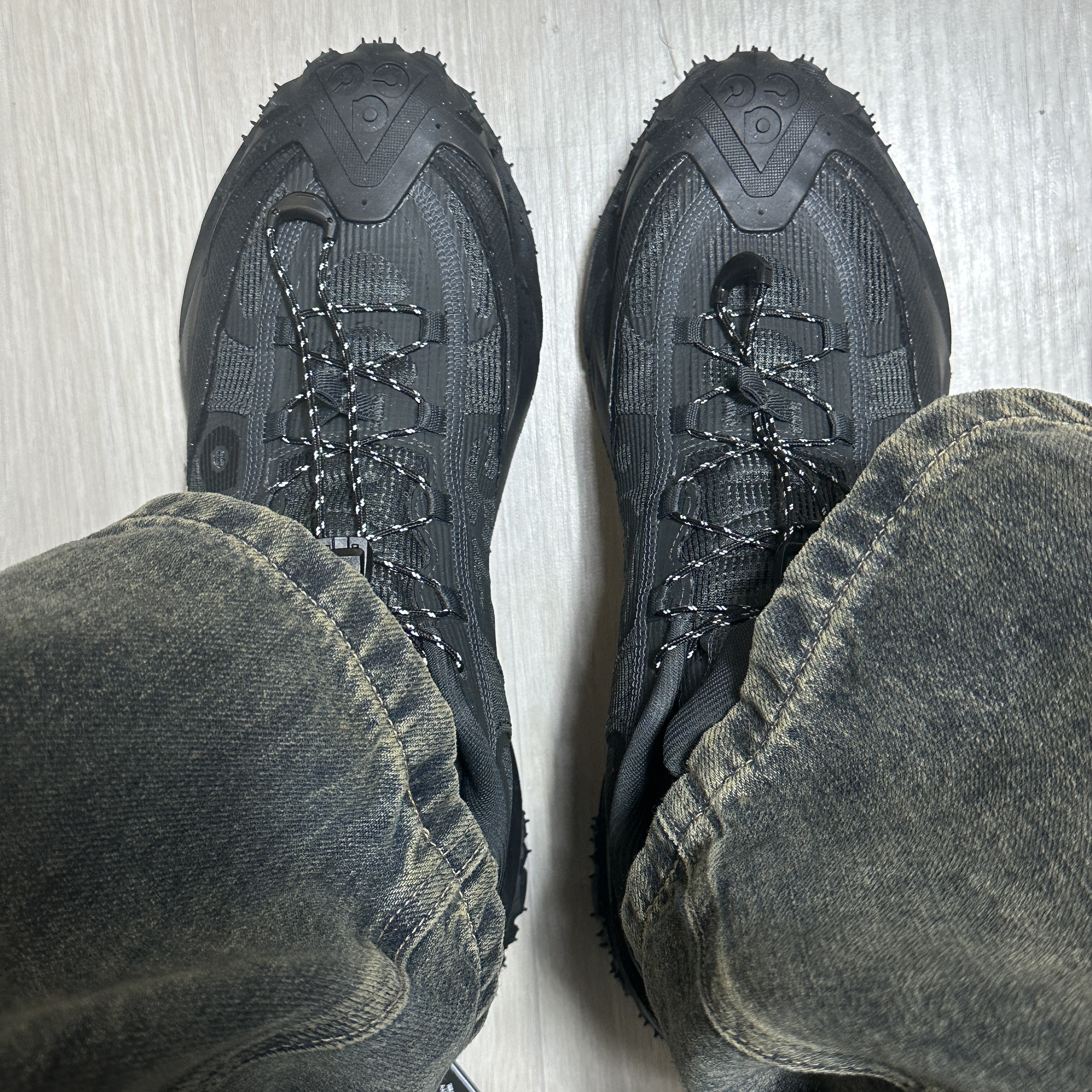 Nike ACG Mountain Fly 2 Low Gore-Tex Black and Dark Smoke Grey 착용 스타일