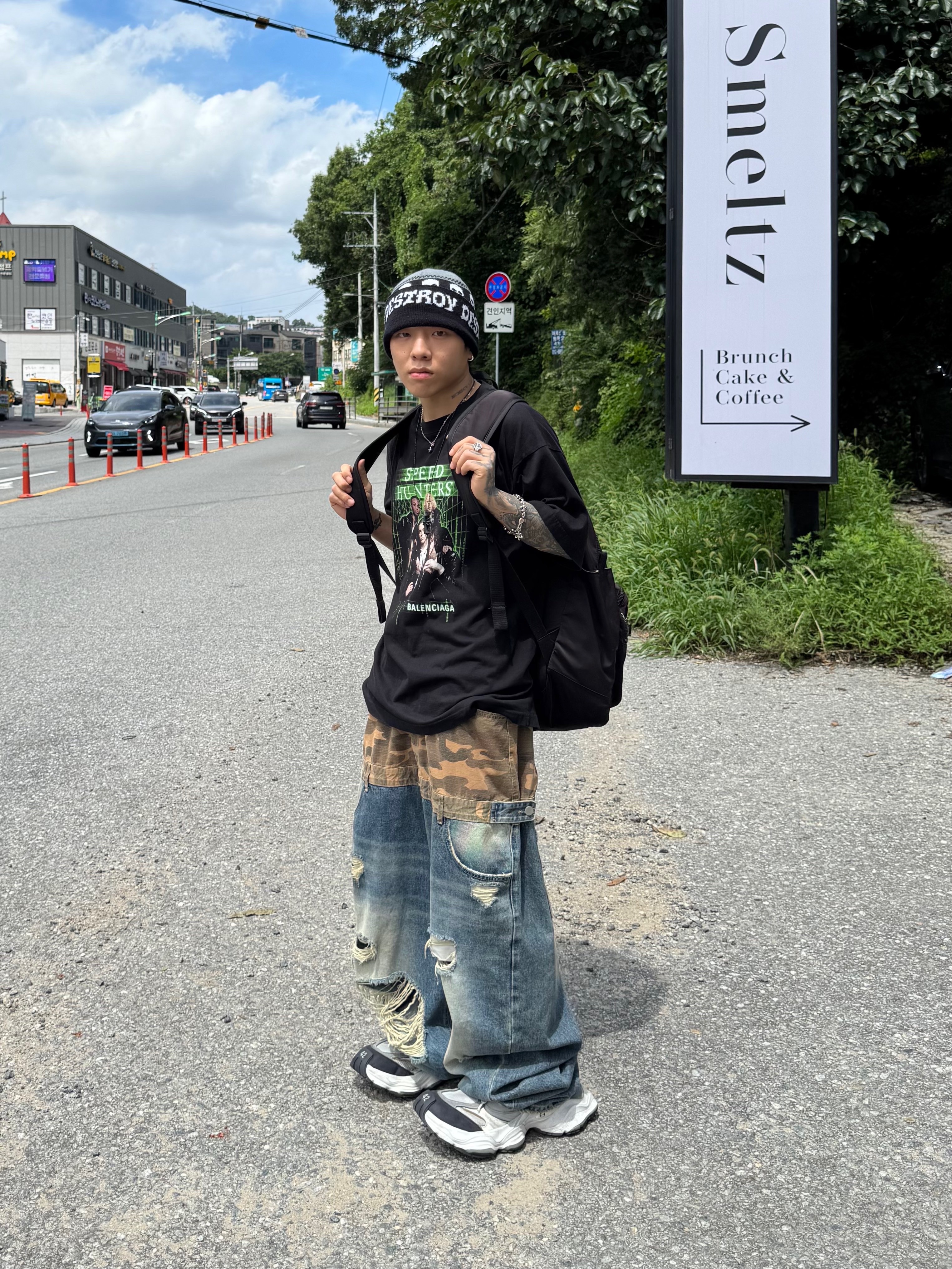 Balenciaga Cargo Sneakers White Grey, Converse x Drkshdw Oversized Backpack Black 착용 스타일 - 2