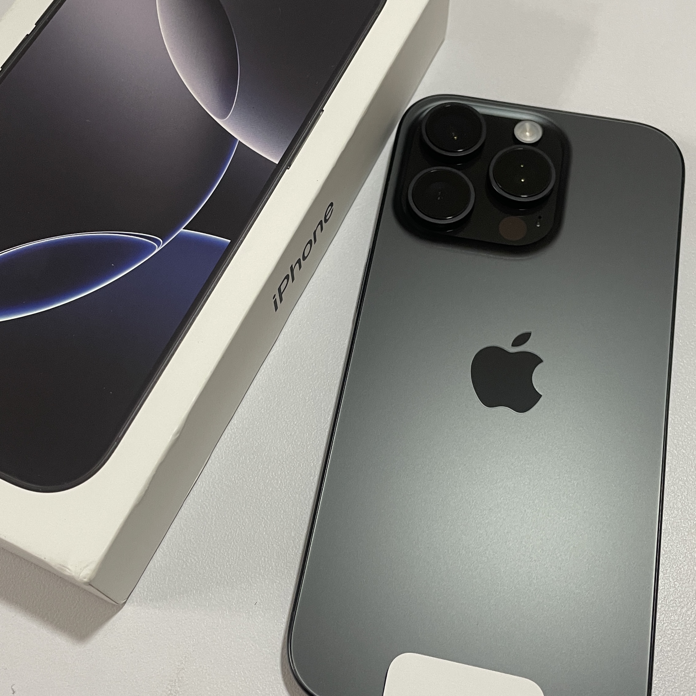 Apple iPhone 16 Pro 256GB Black Titanium (Korean Ver.) 착용 스타일