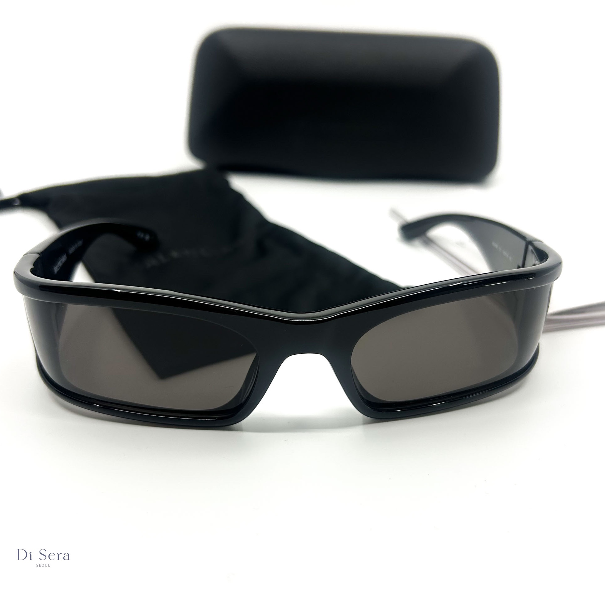 Balenciaga Sunset Rectangle Sunglasses Black 착용 스타일 - 2