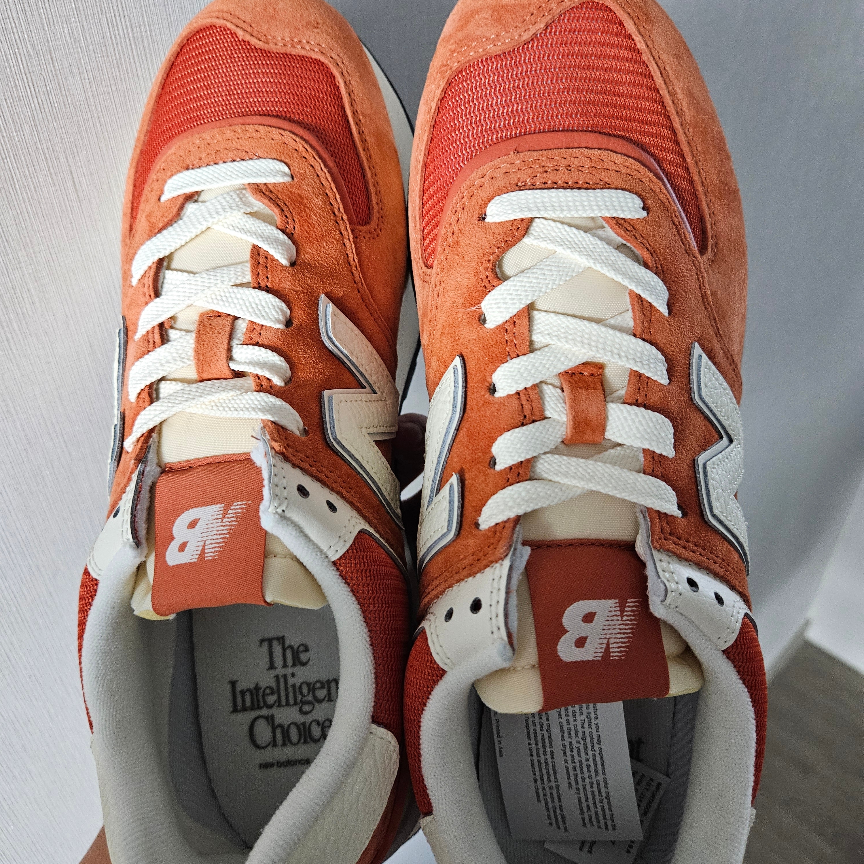 New Balance 574 Legacy Orange 착용 스타일