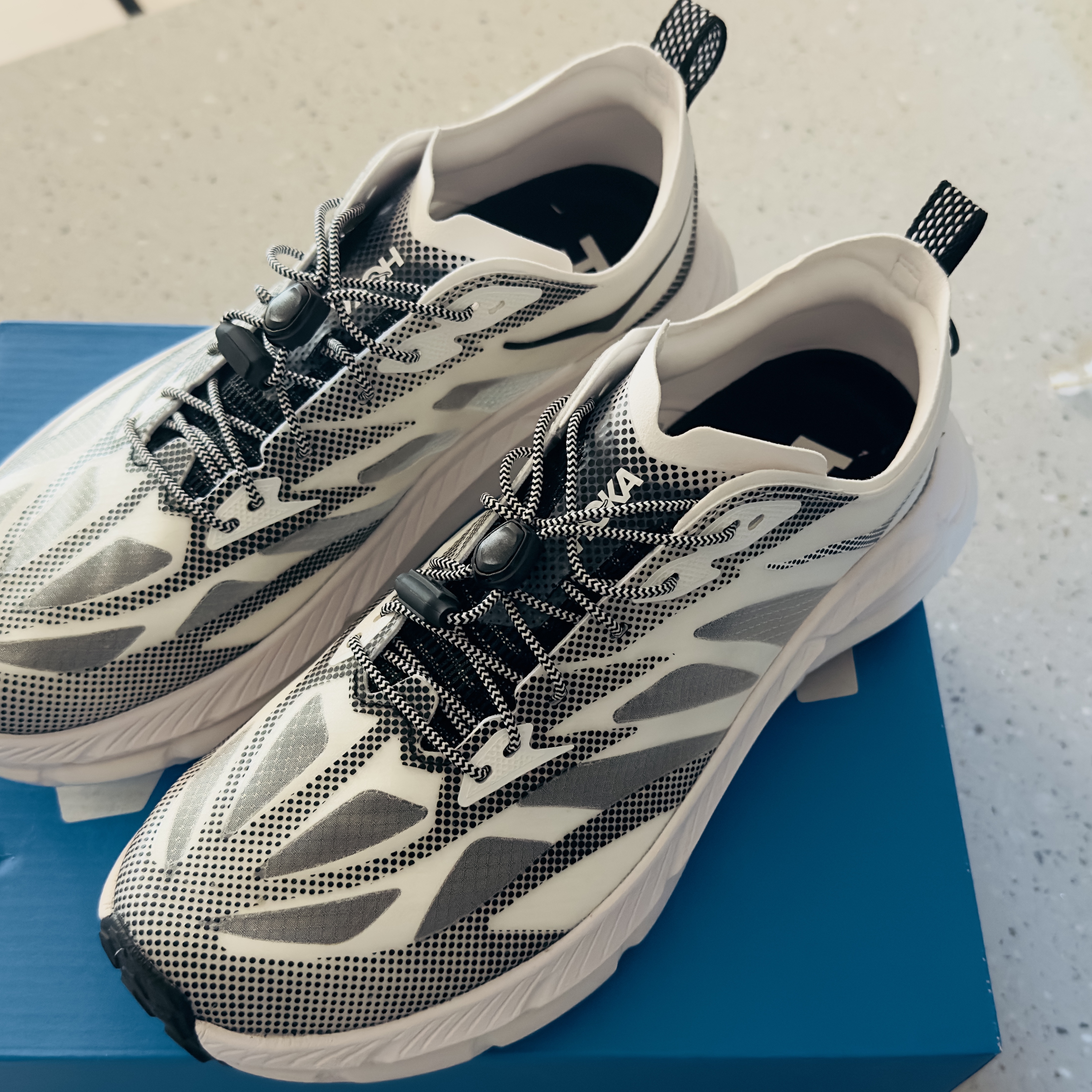 Hoka Mafate Speed 4 Lite White Black 착용 스타일 - 2