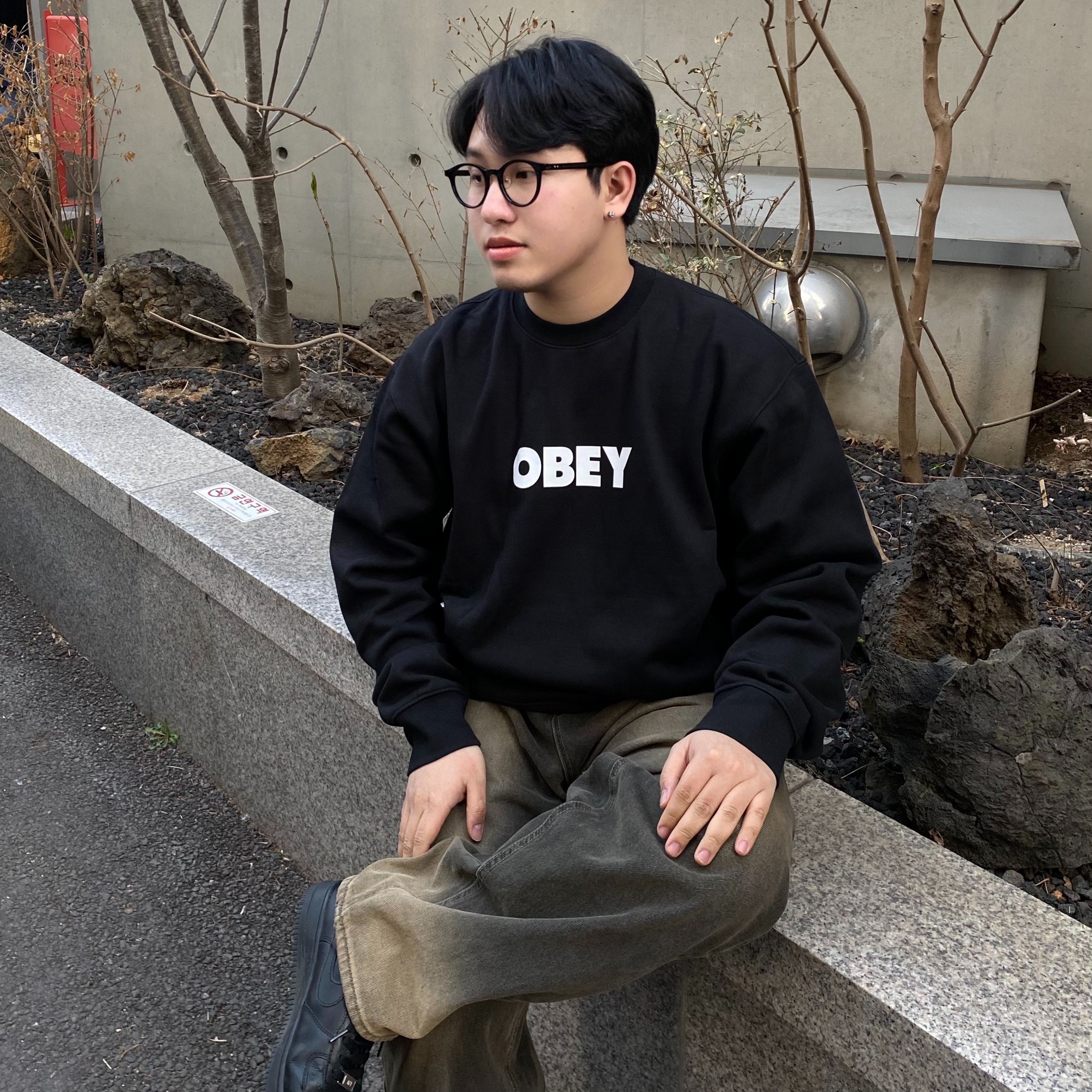 Obey Bold Crewneck Black, Nike Air Force 1 '07 Low Triple Black 착용 스타일 - 3