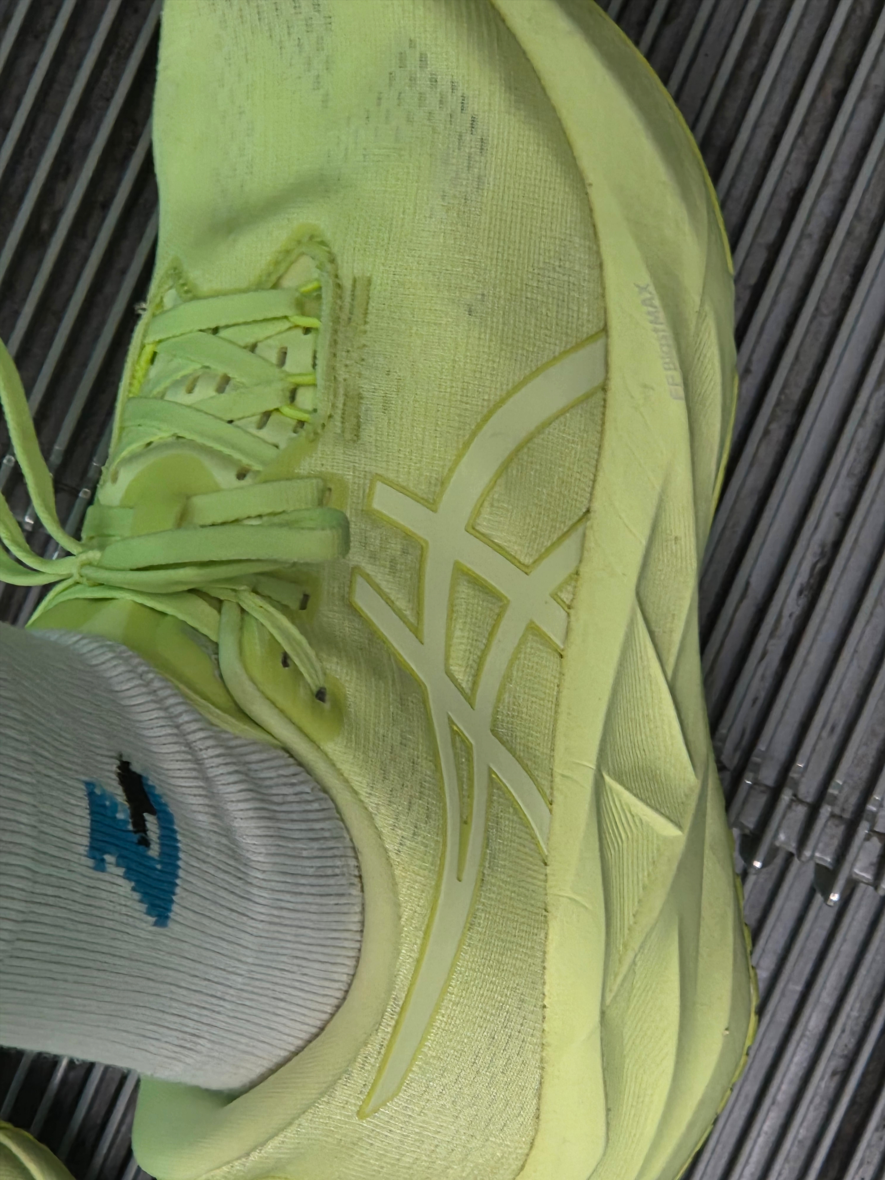 Asics Novablast 5 Lite Show Huddle Yellow 착용 스타일