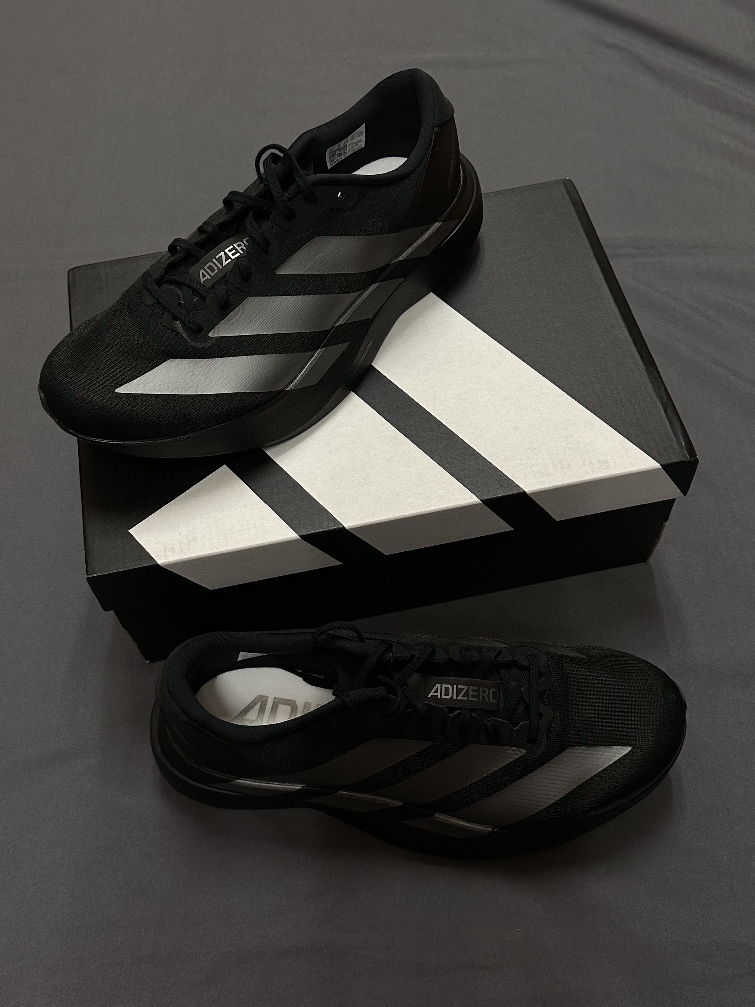 Adidas Adizero EVO SL Core Black Iron Metallic 착용 스타일 - 1