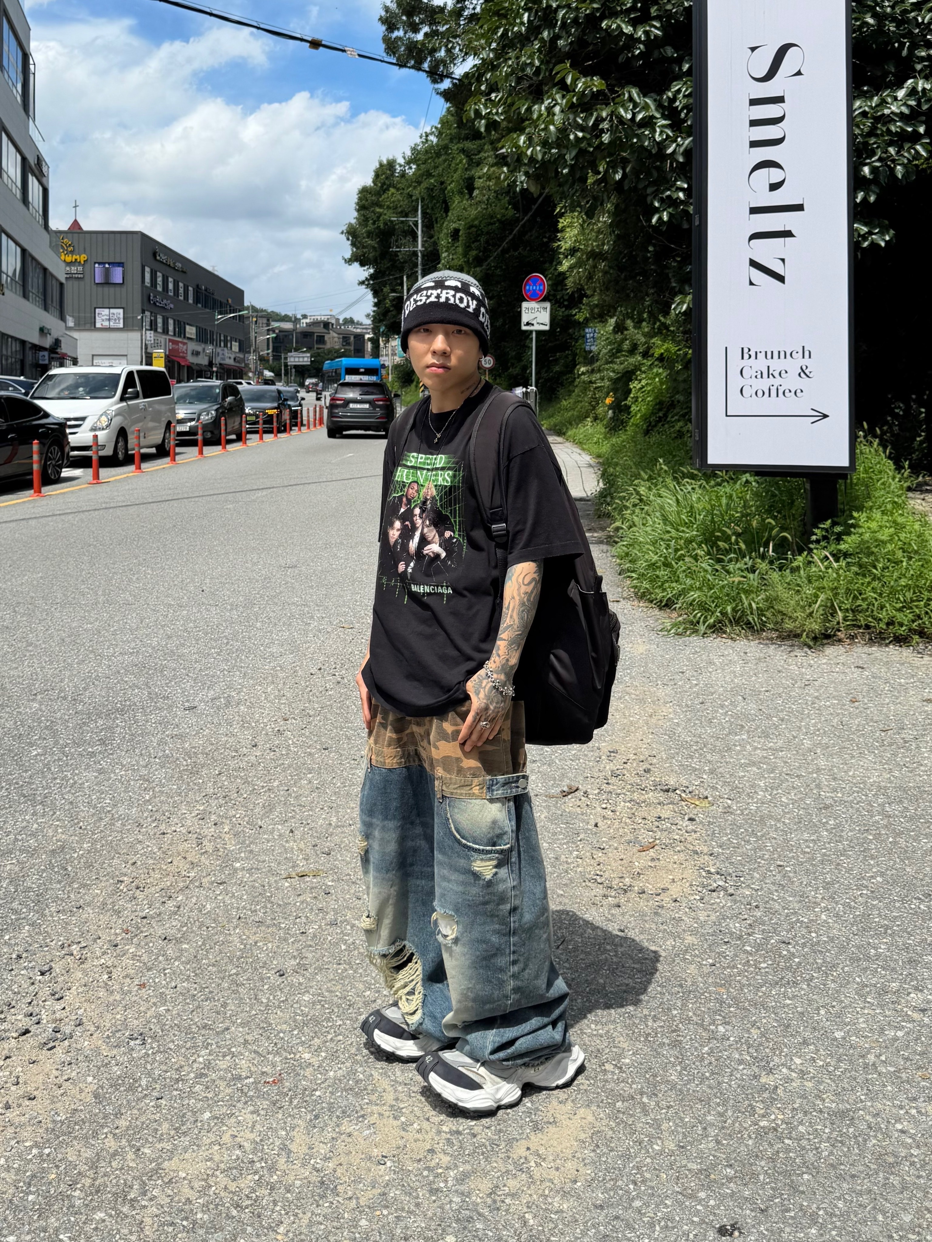 Balenciaga Cargo Sneakers White Grey, Converse x Drkshdw Oversized Backpack Black 착용 스타일 - 5