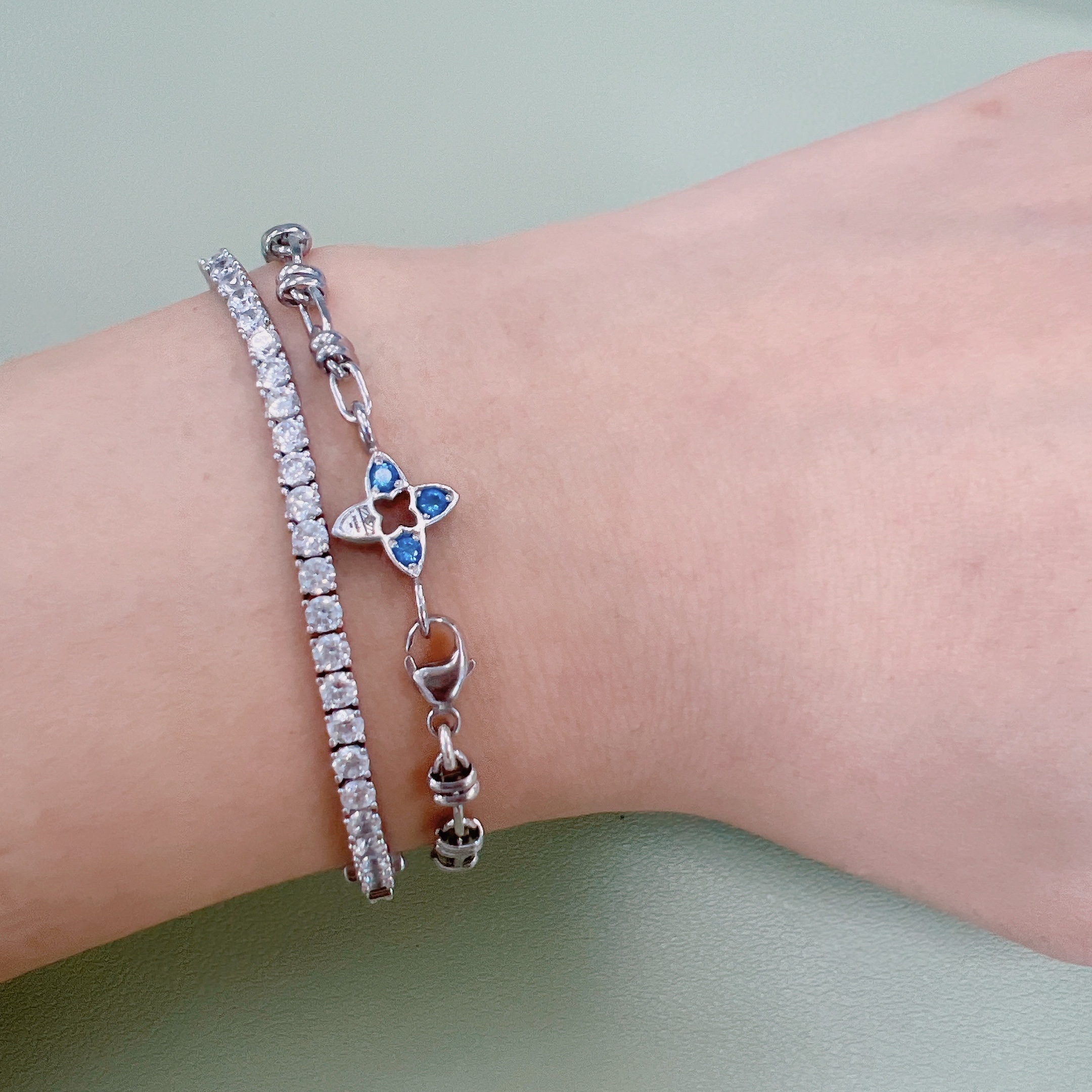 [KREAM 단독] Scudo Flower London Blue Stone Butter Roll Bracelet 착용 스타일