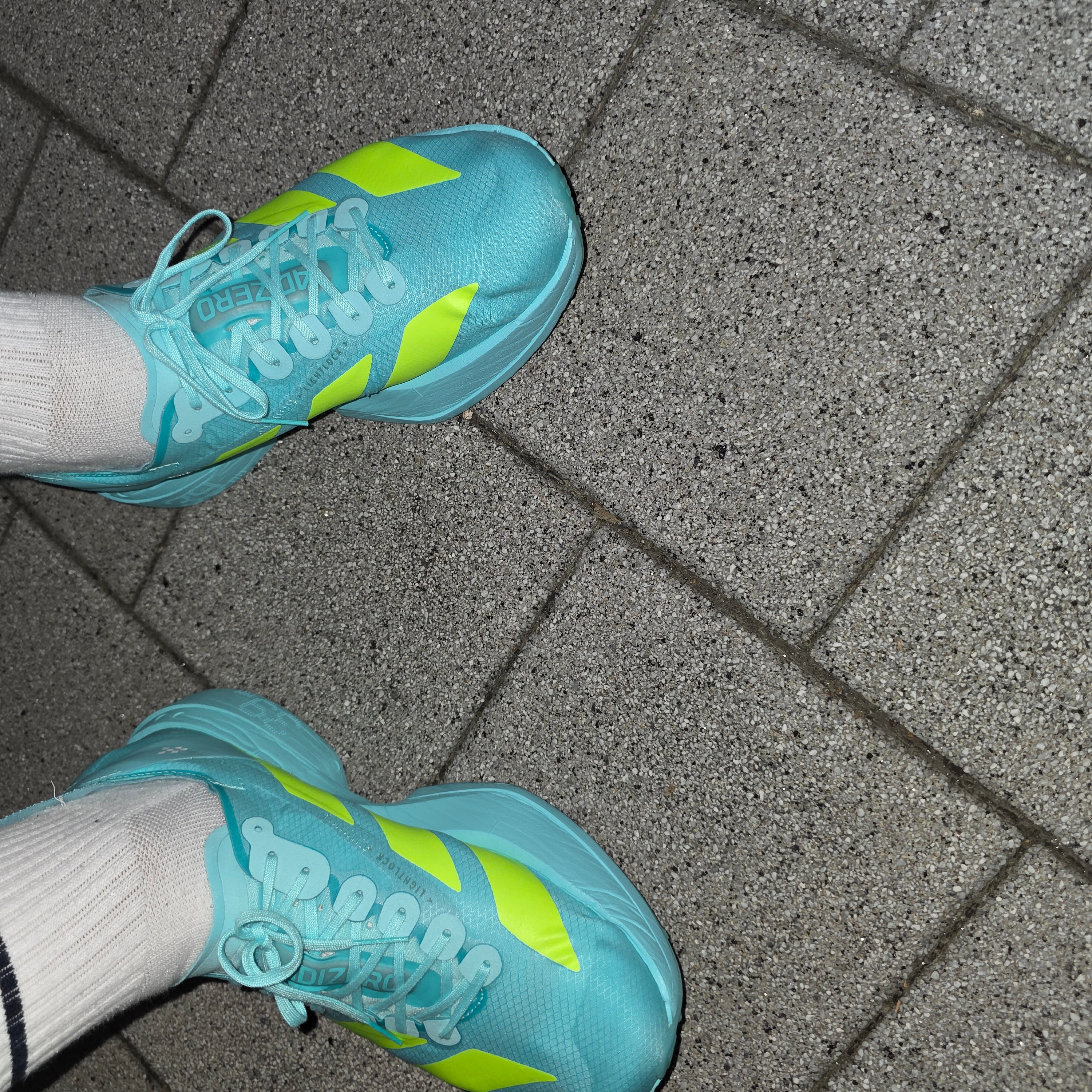 Adidas Adizero Adios Pro 4 Flash Aqua Lucid Lemon 착용 스타일 - 3