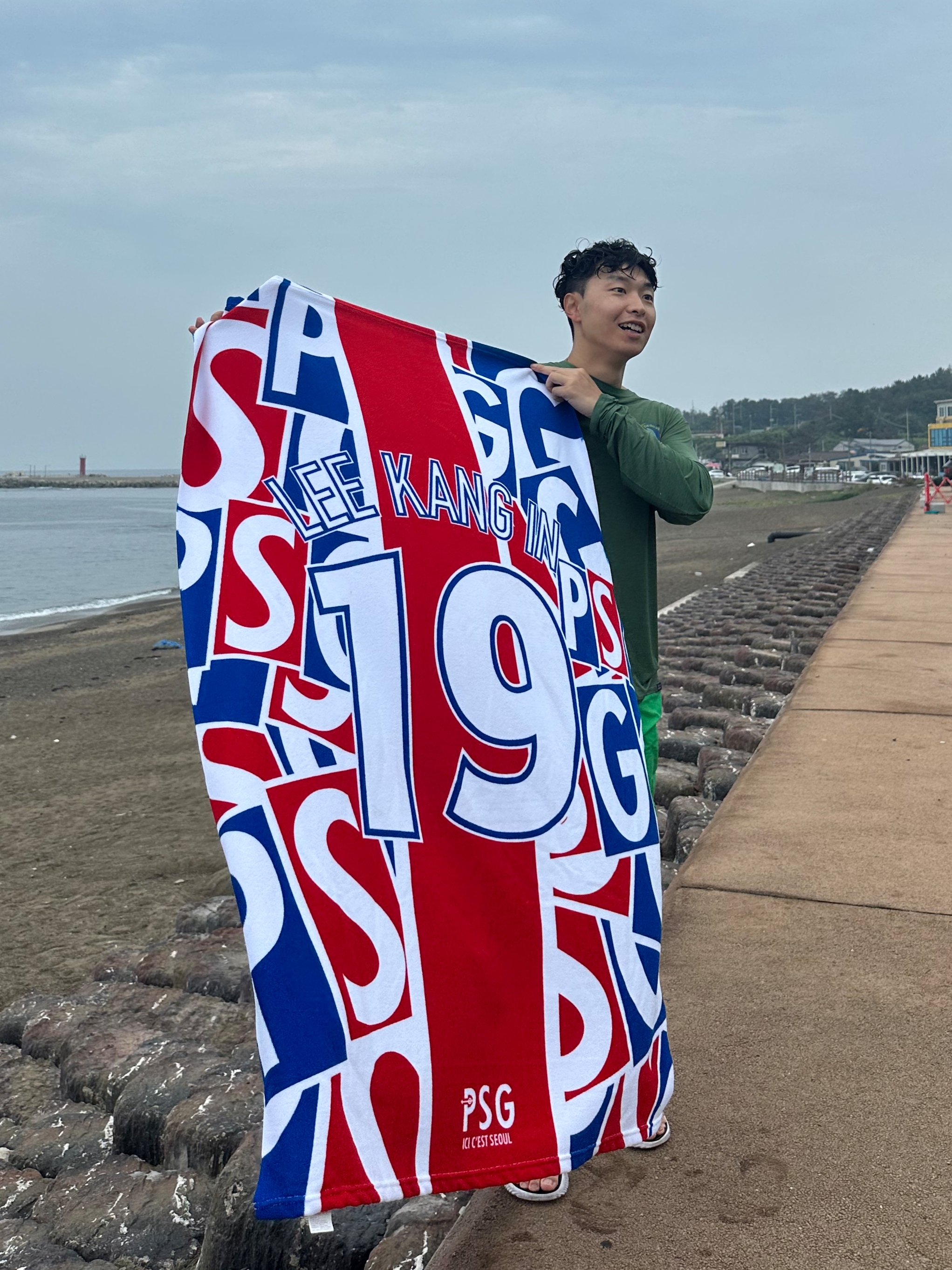 Over The Pitch P X PSG CLASSIC BEACH TOWEL 이강인 착용 스타일 - 1
