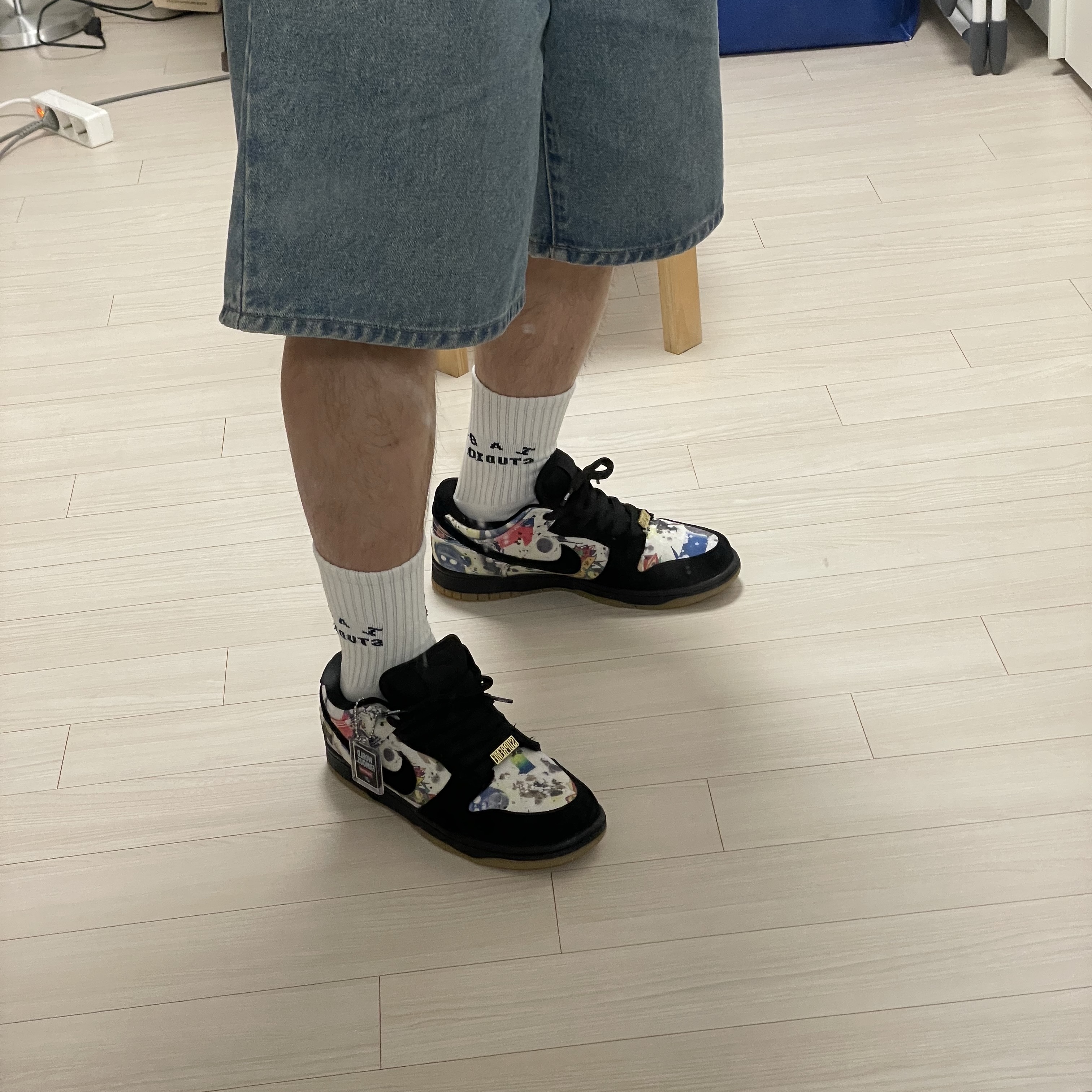 Nike x Supreme SB Dunk Low QS Rammellzee Black 착용 스타일 - 2