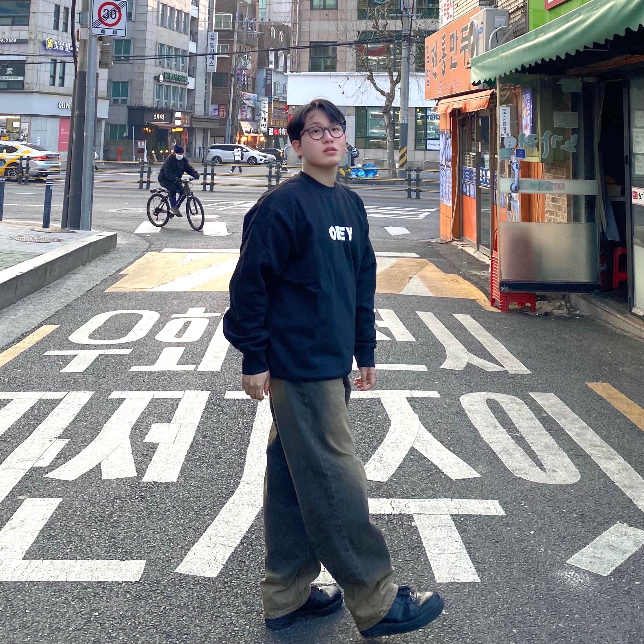 Obey Bold Crewneck Black, Nike Air Force 1 '07 Low Triple Black 착용 스타일 - 2