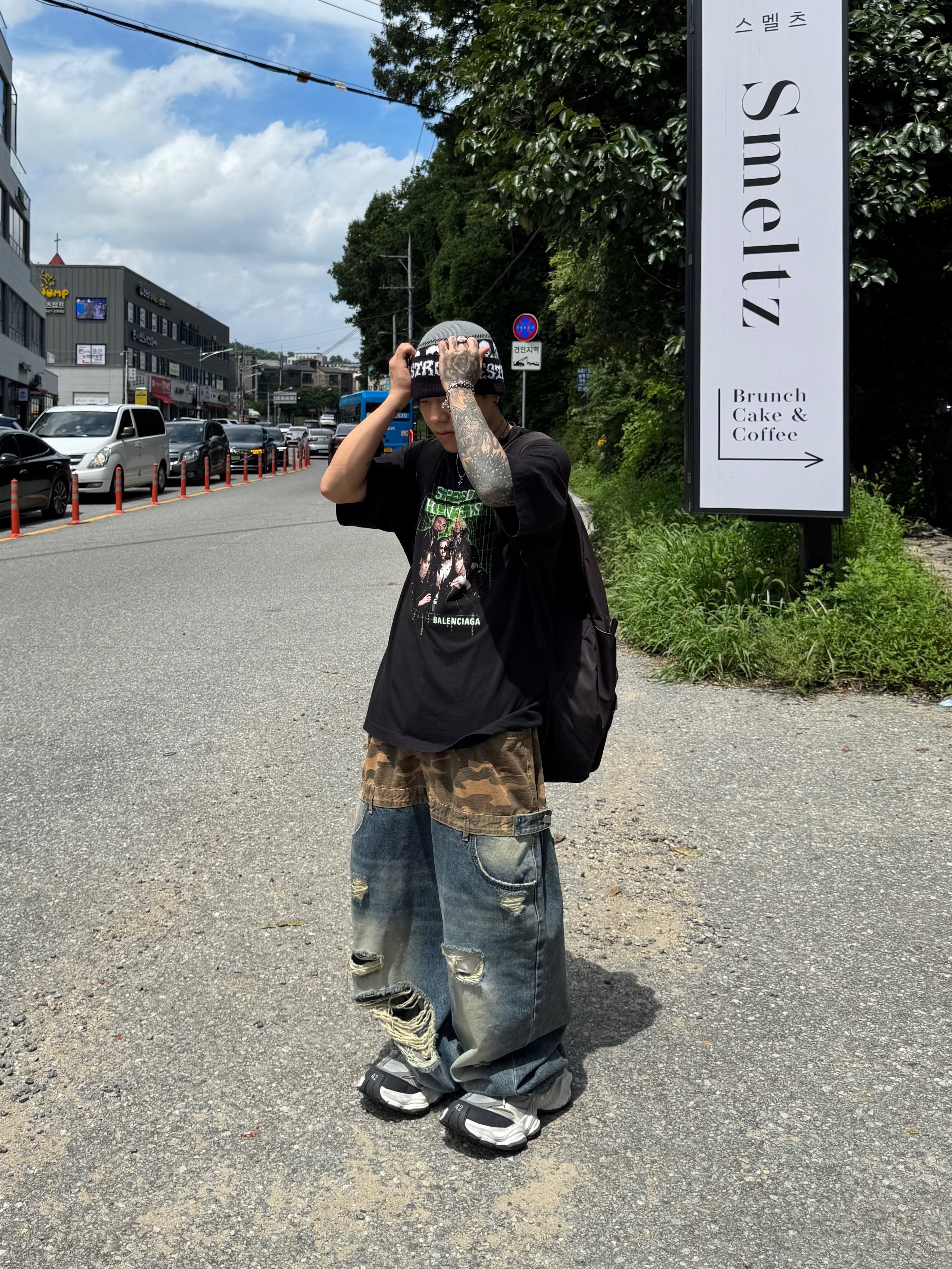 Balenciaga Cargo Sneakers White Grey, Converse x Drkshdw Oversized Backpack Black 착용 스타일 - 1