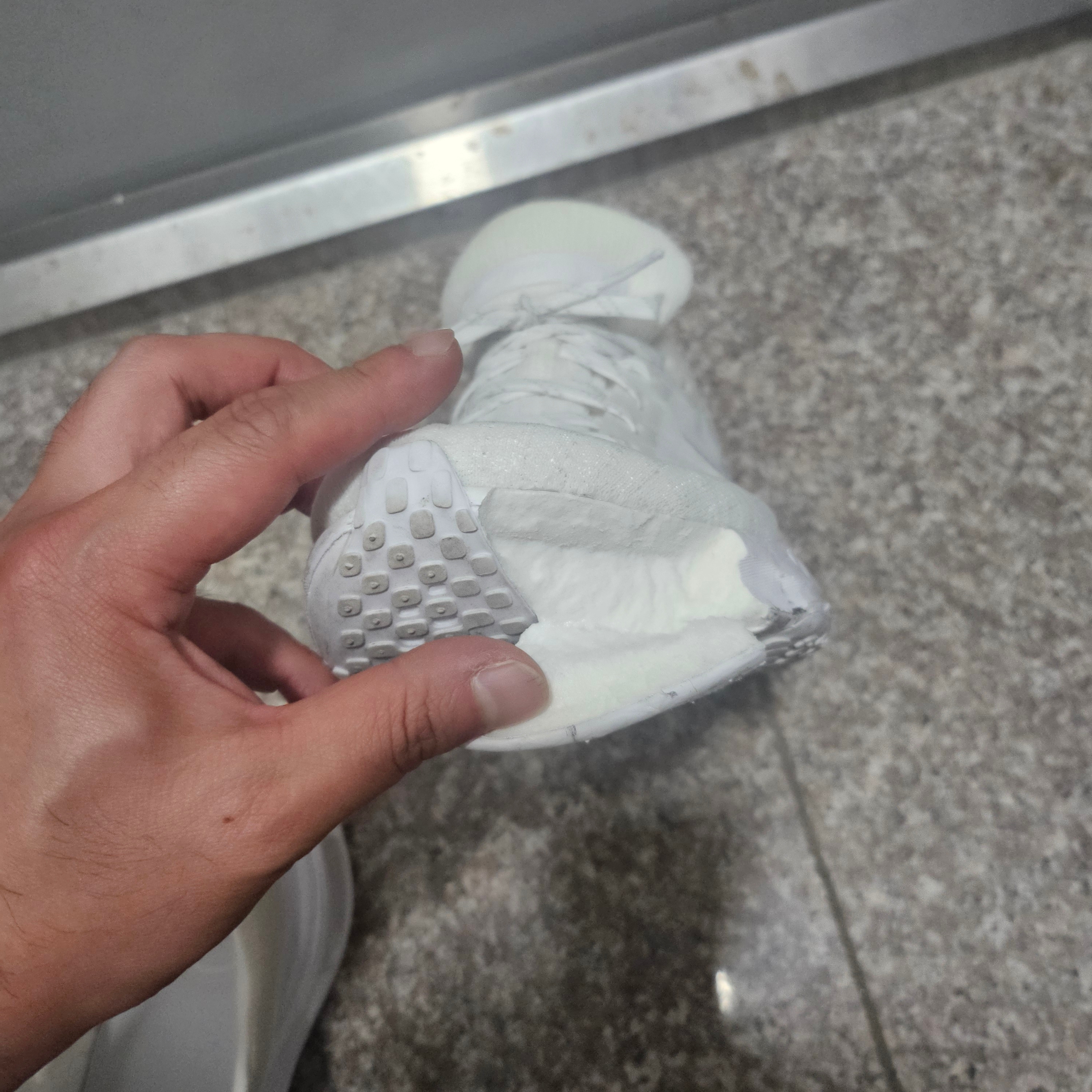 Nike ZoomX Invincible Run Flyknit 3 White Photon Dust 착용 스타일