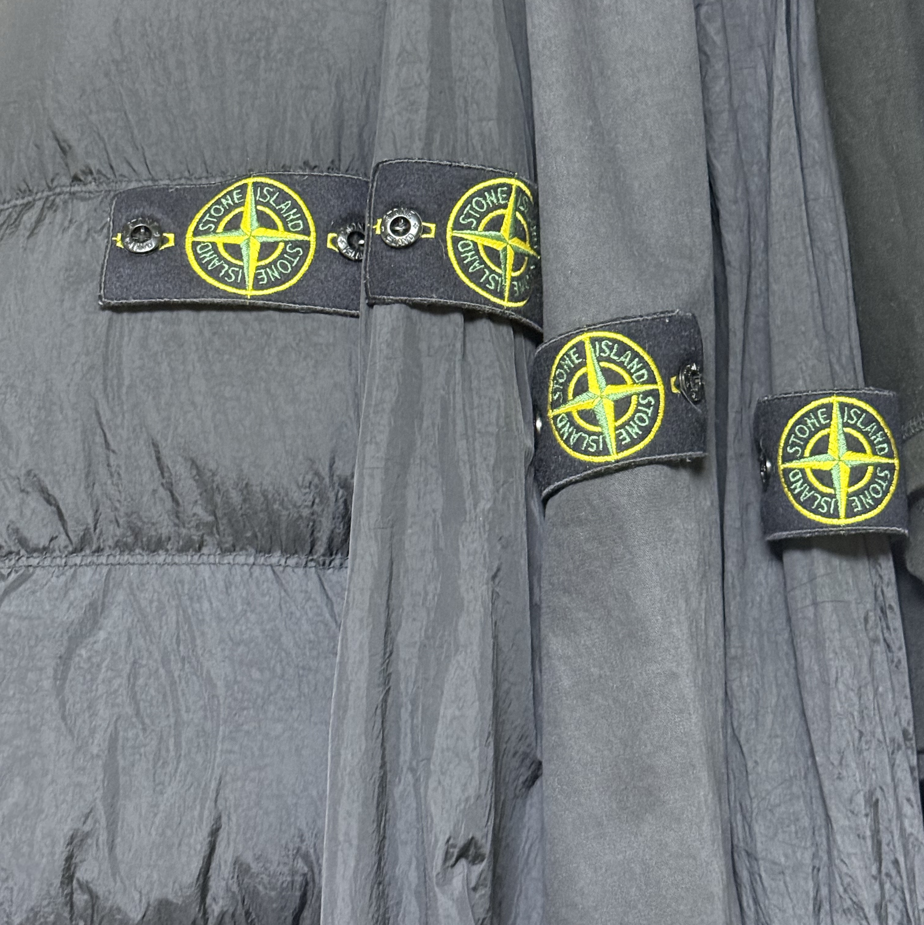 Stone Island S0A23 Crinkle Reps R-NY Wind Resistant Anti-Drop Hooded Jacket - 25SS, Stone Island 31303 Stretch Cotton Tela Paracadute Cargo Pants Black - 24SS 착용 스타일