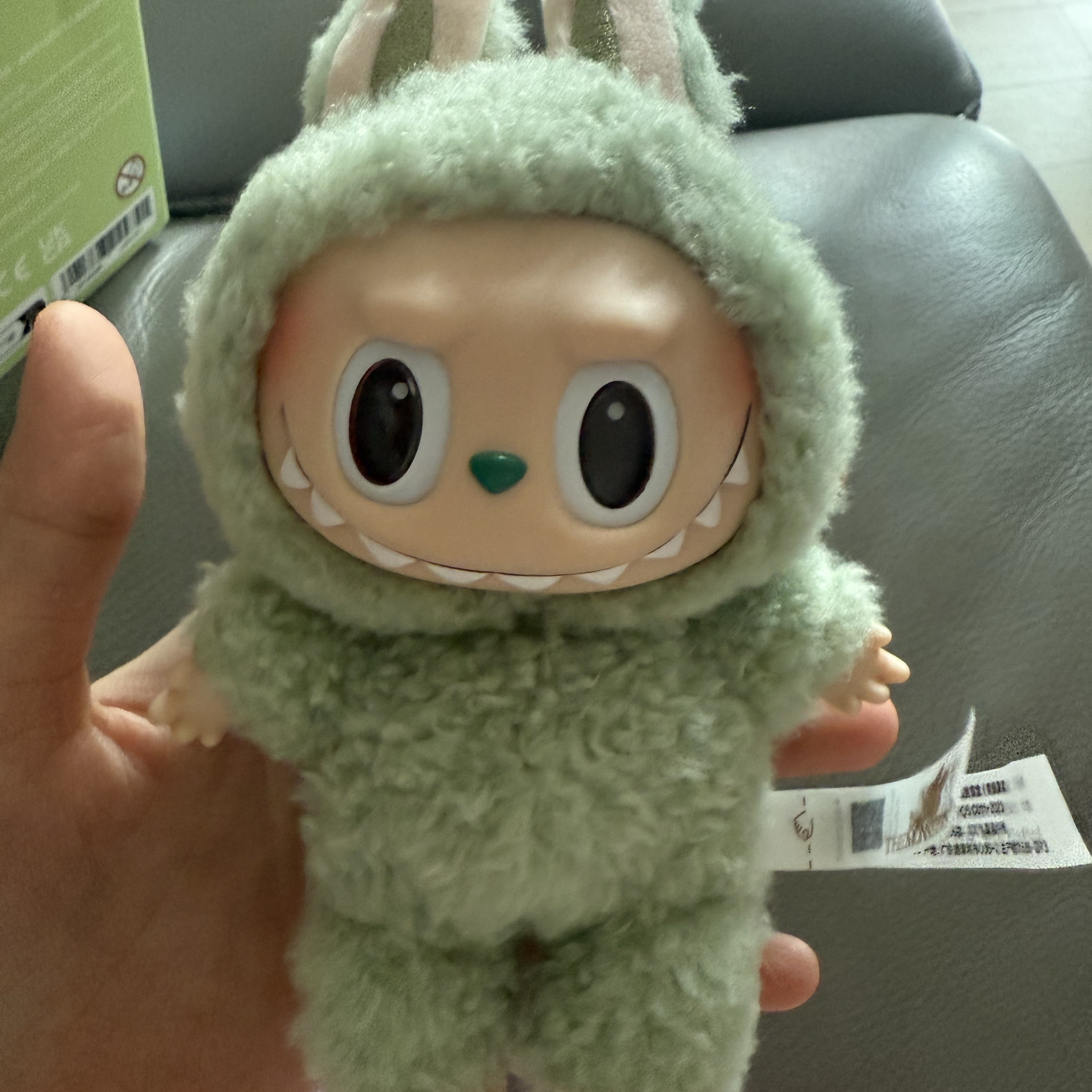 Pop Mart The Monsters Labubu Tasty Macarons Series Sealed Case (1 Blind Box) 착용 스타일