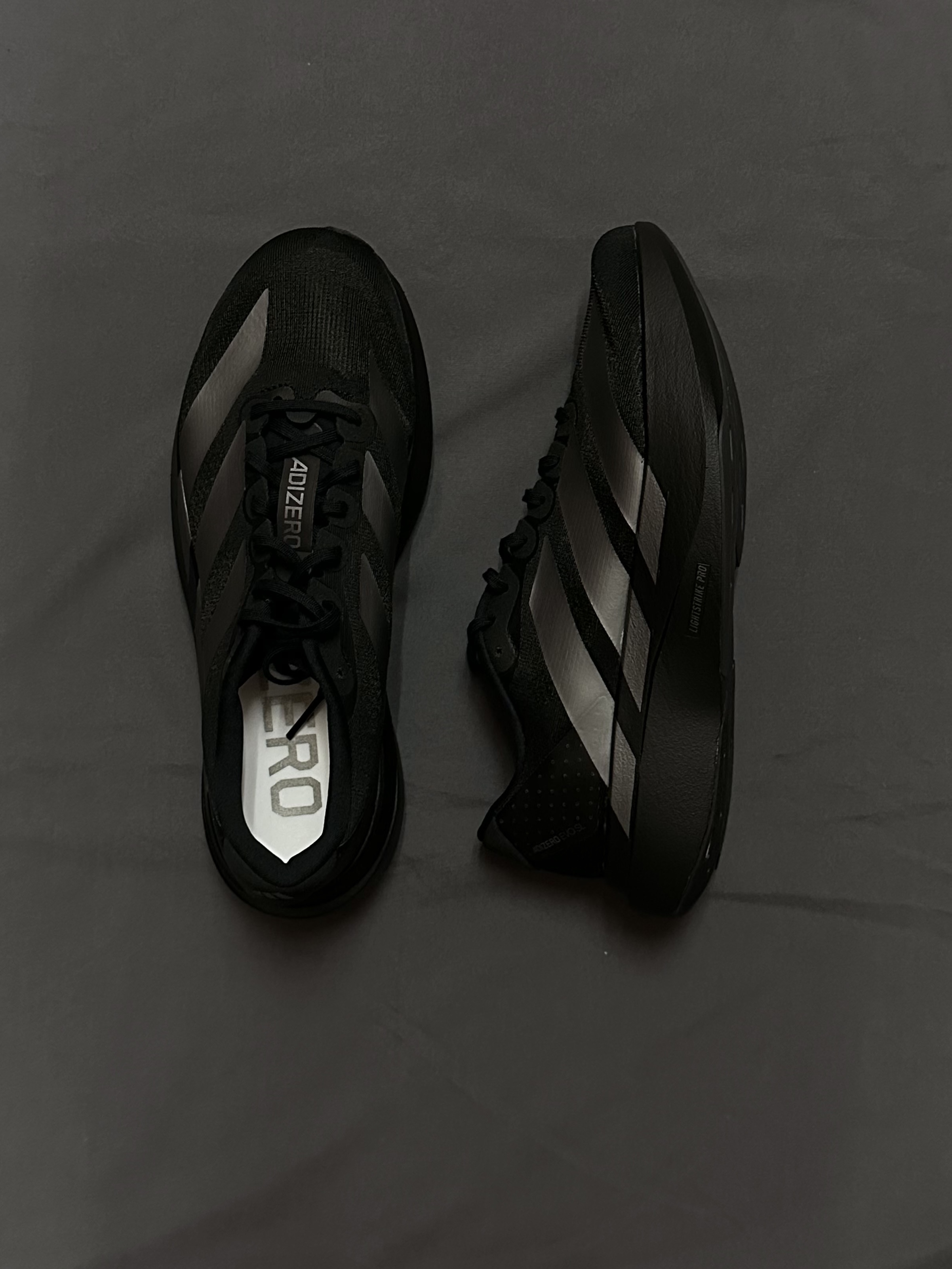 Adidas Adizero EVO SL Core Black Iron Metallic 착용 스타일 - 2