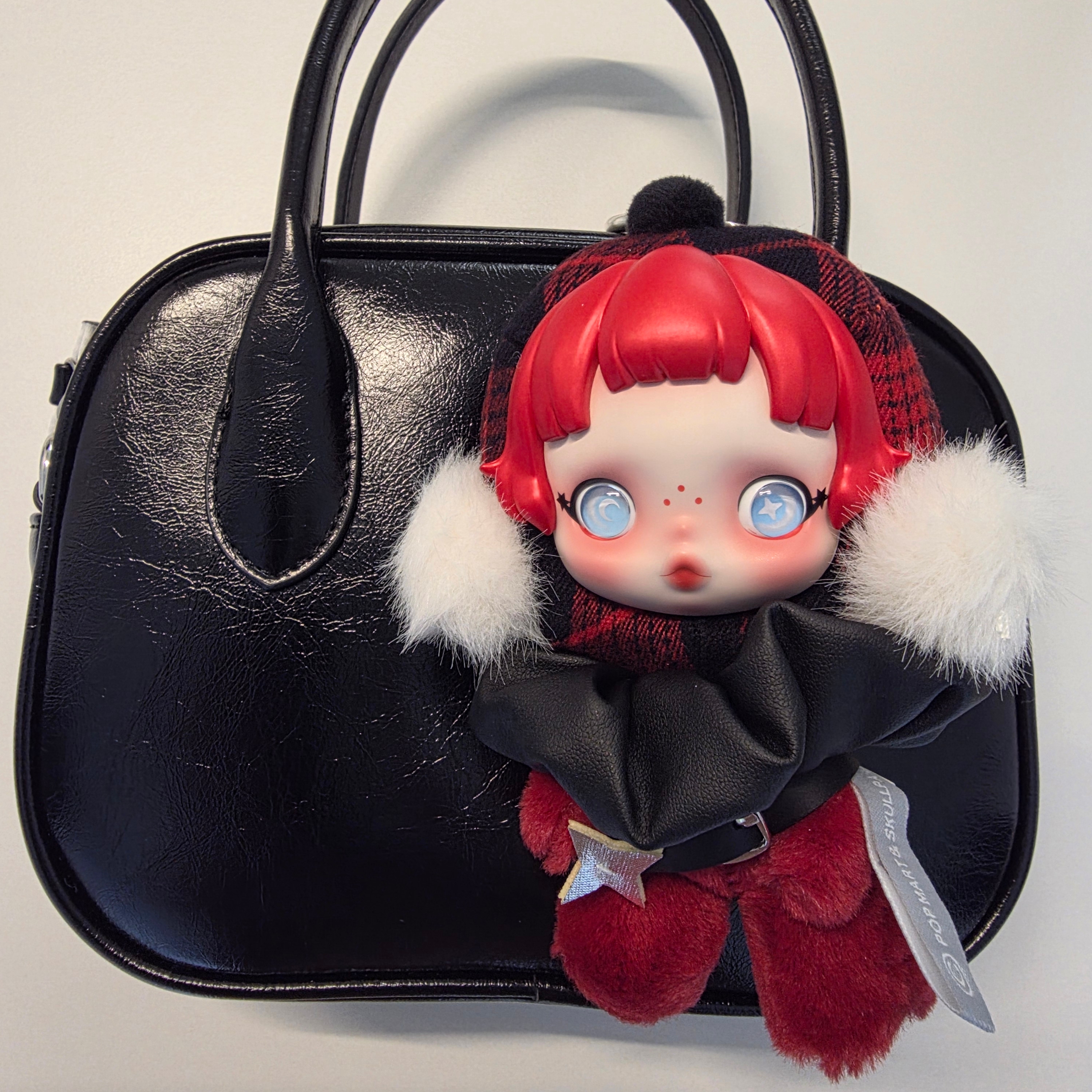 Pop Mart Skullpanda Winter Symphony Series Keyring Rock On (Opened Case) 착용 스타일