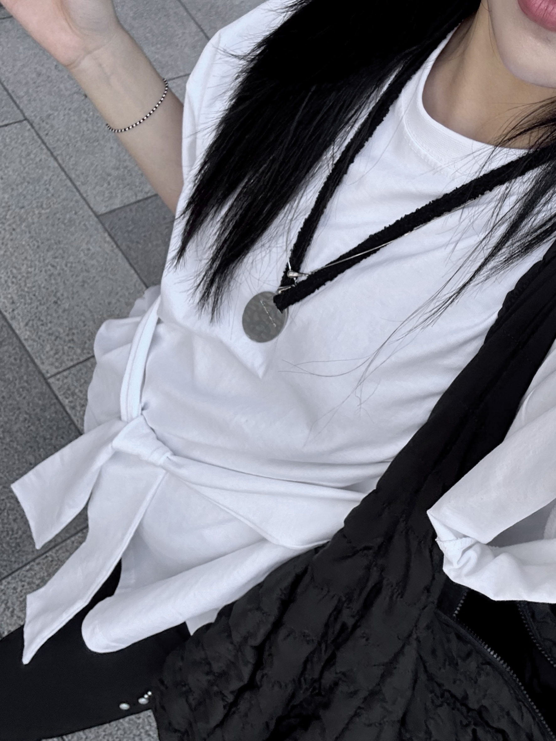 COS Quilted Oversized Shoulder Bag Black, Gucci Trademark Ring With Heart Pendant Silver 착용 스타일 - 4