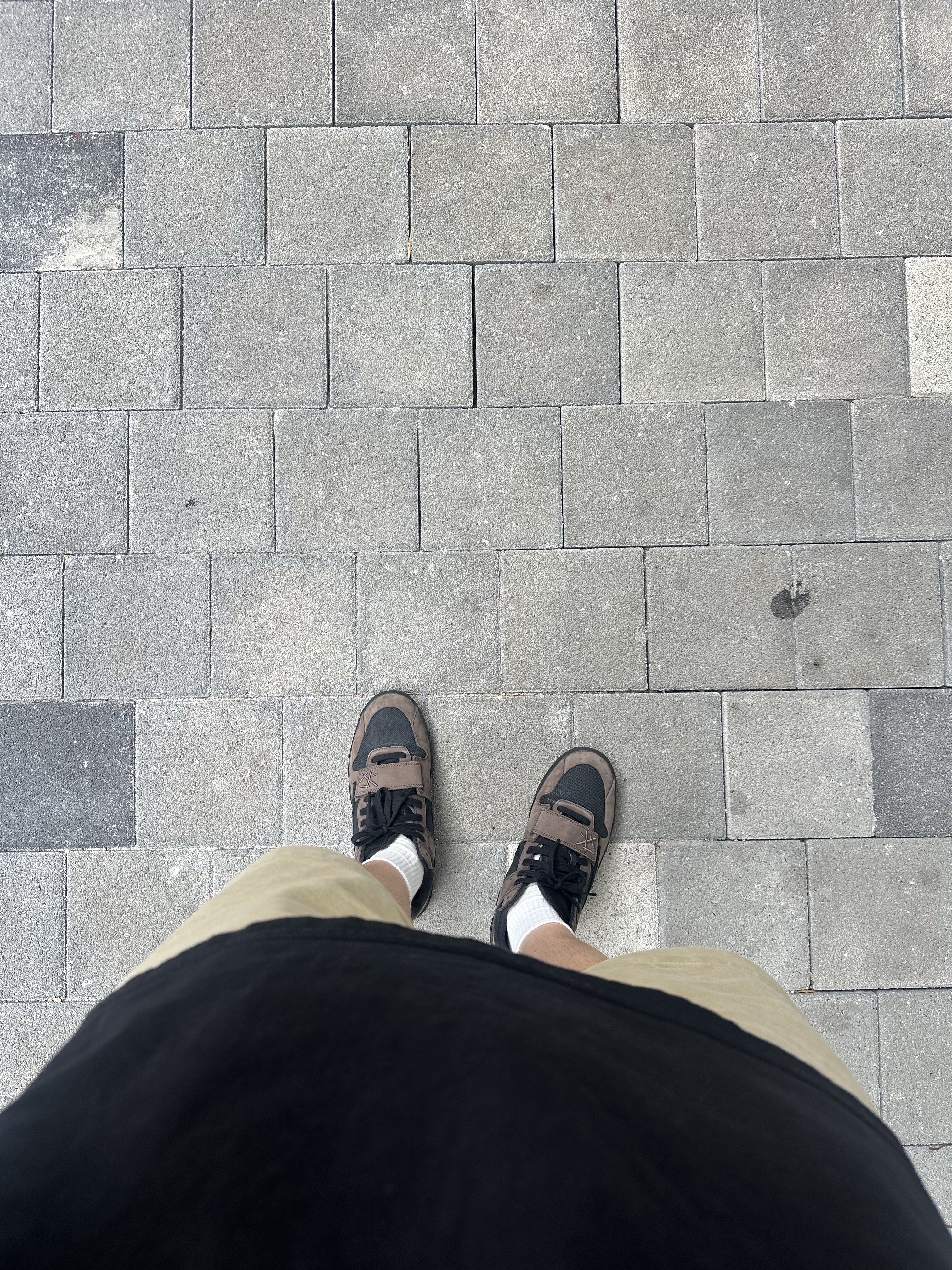 Stussy Modern Age T-Shirt Black, Jordan x Travis Scott Jumpman Jack TR Black and Dark Mocha 착용 스타일